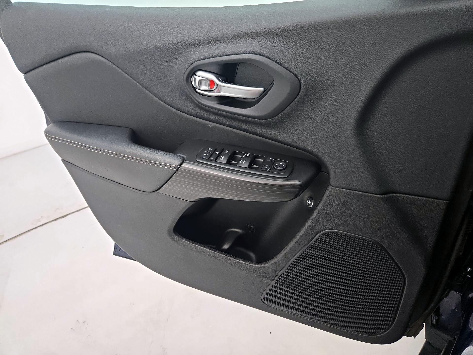 Thumbnail: 2015 Jeep Cherokee - 12