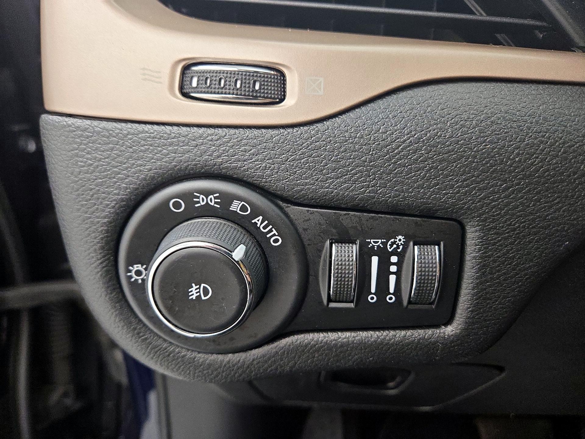 Thumbnail: 2015 Jeep Cherokee - 13