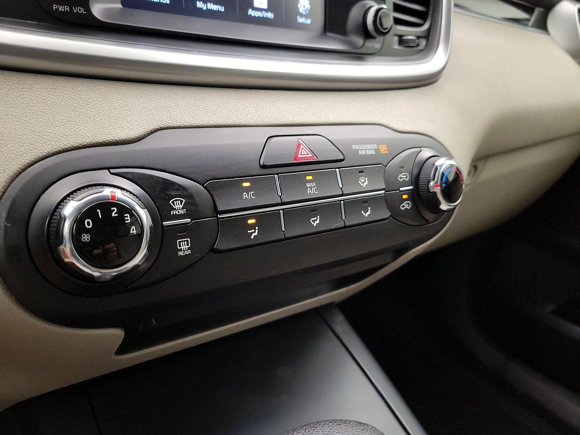 Thumbnail: 2019 Kia Sorento - 16