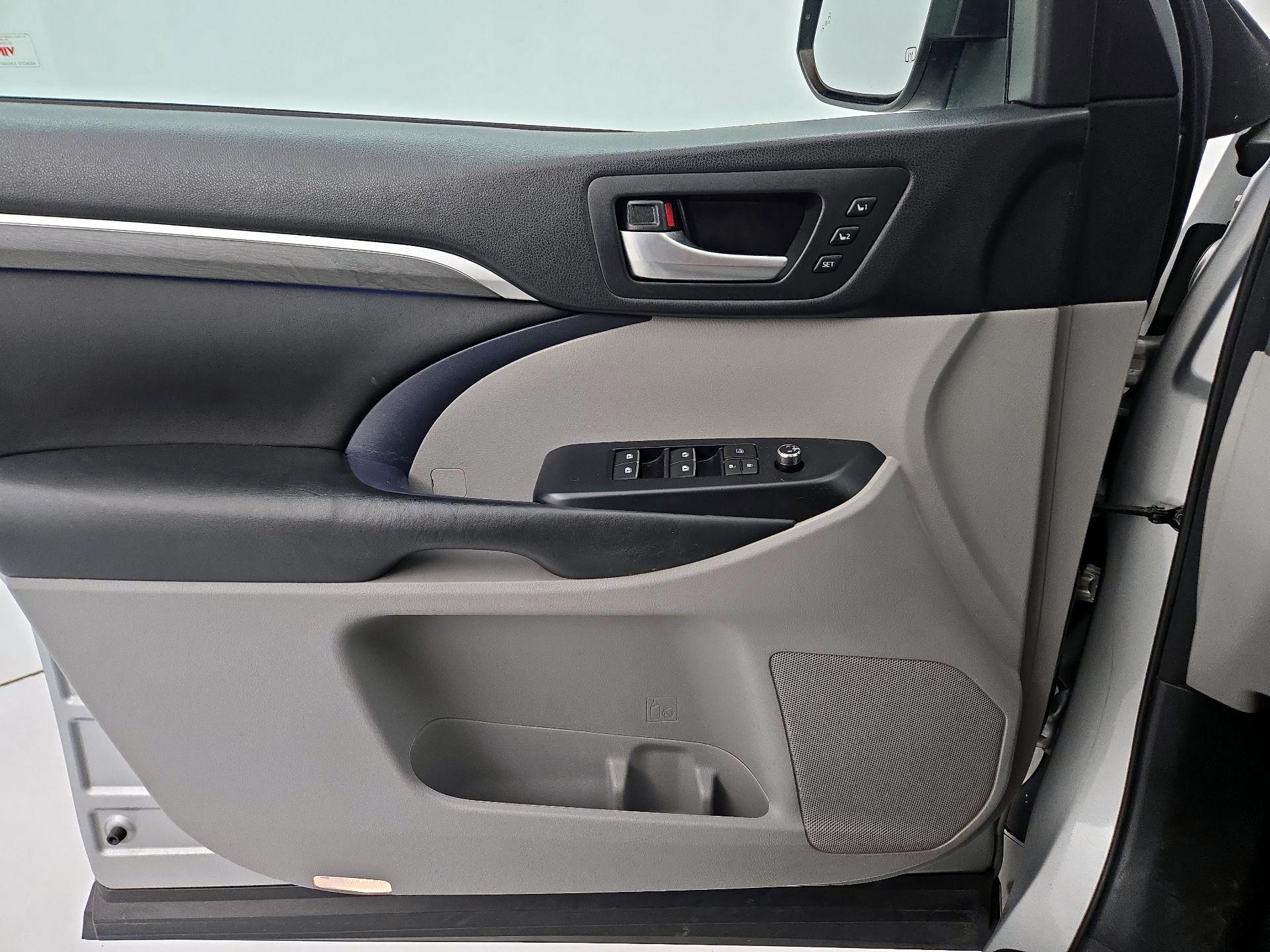 Thumbnail: 2018 Toyota Highlander - 12