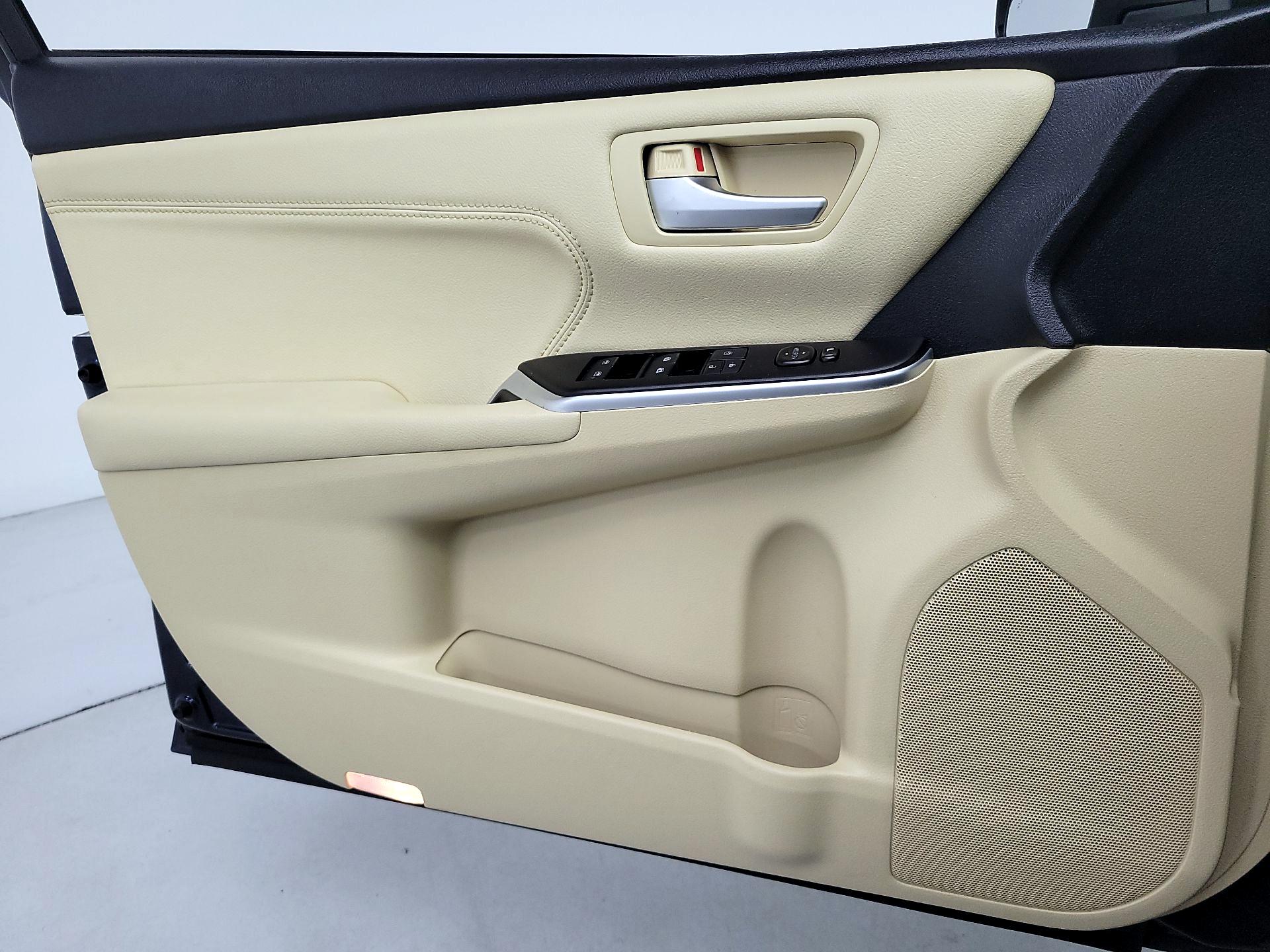 Thumbnail: 2017 Toyota Camry - 12