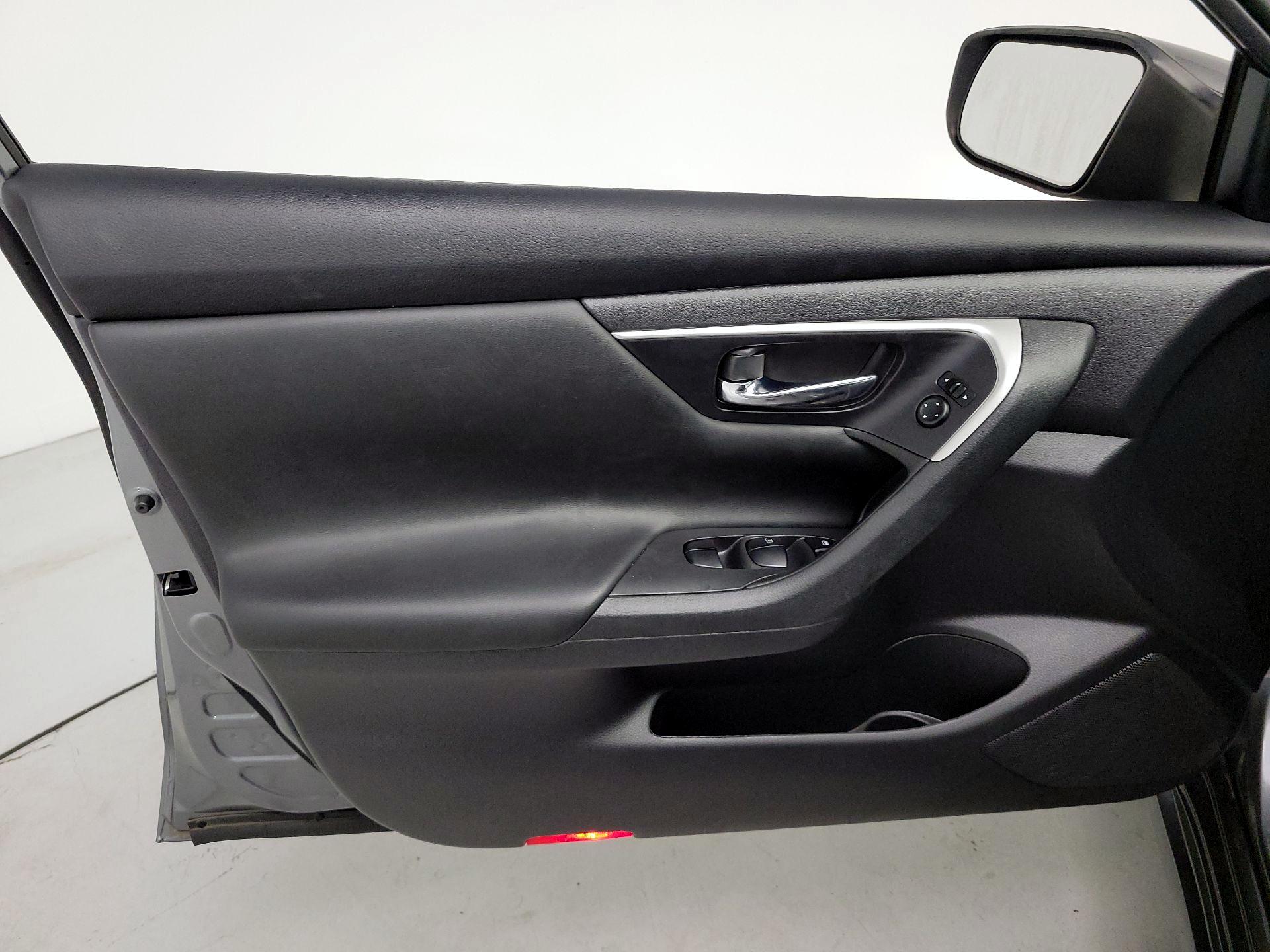 Thumbnail: 2016 Nissan Altima - 12