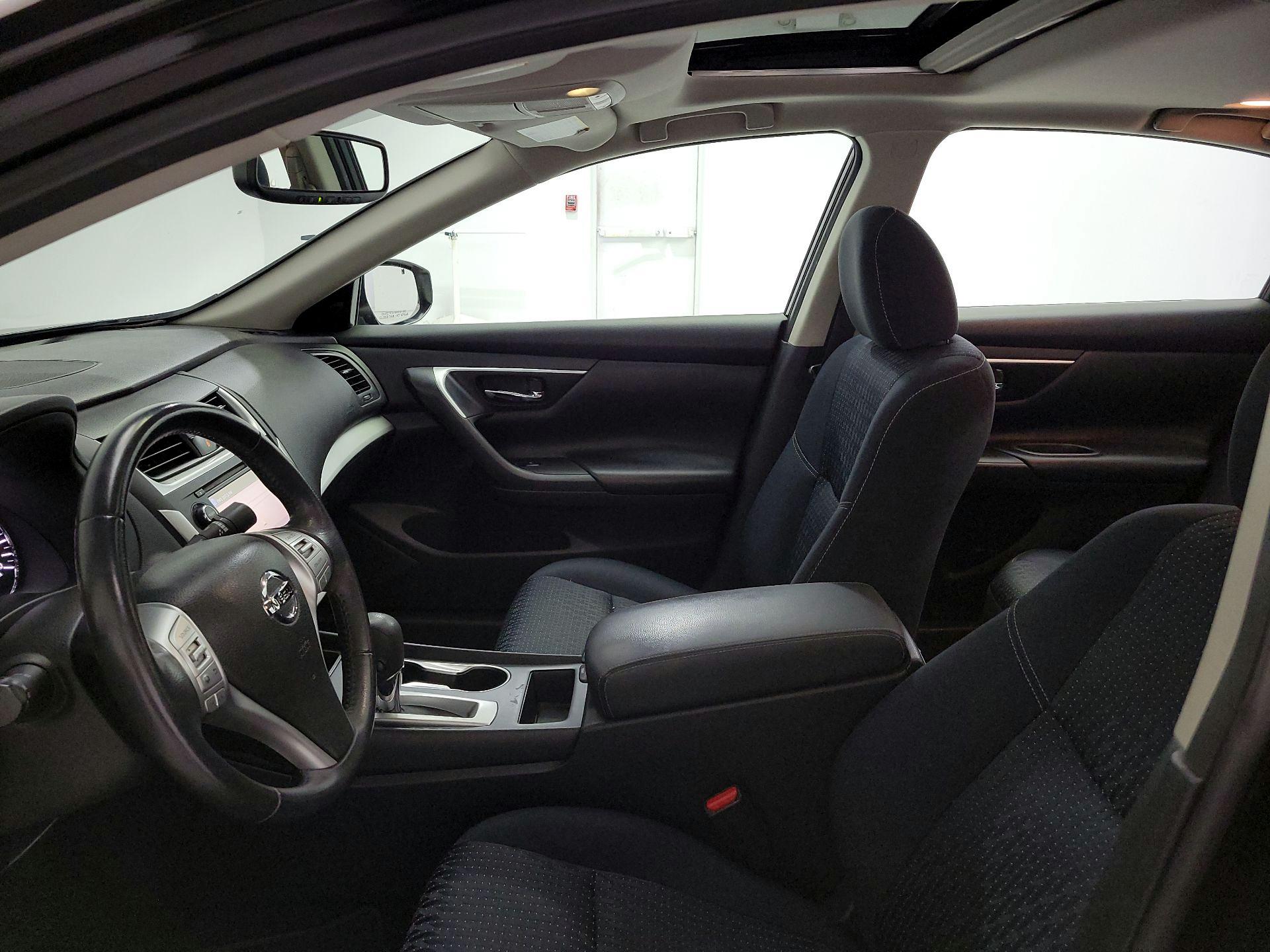 Thumbnail: 2017 Nissan Altima - 11
