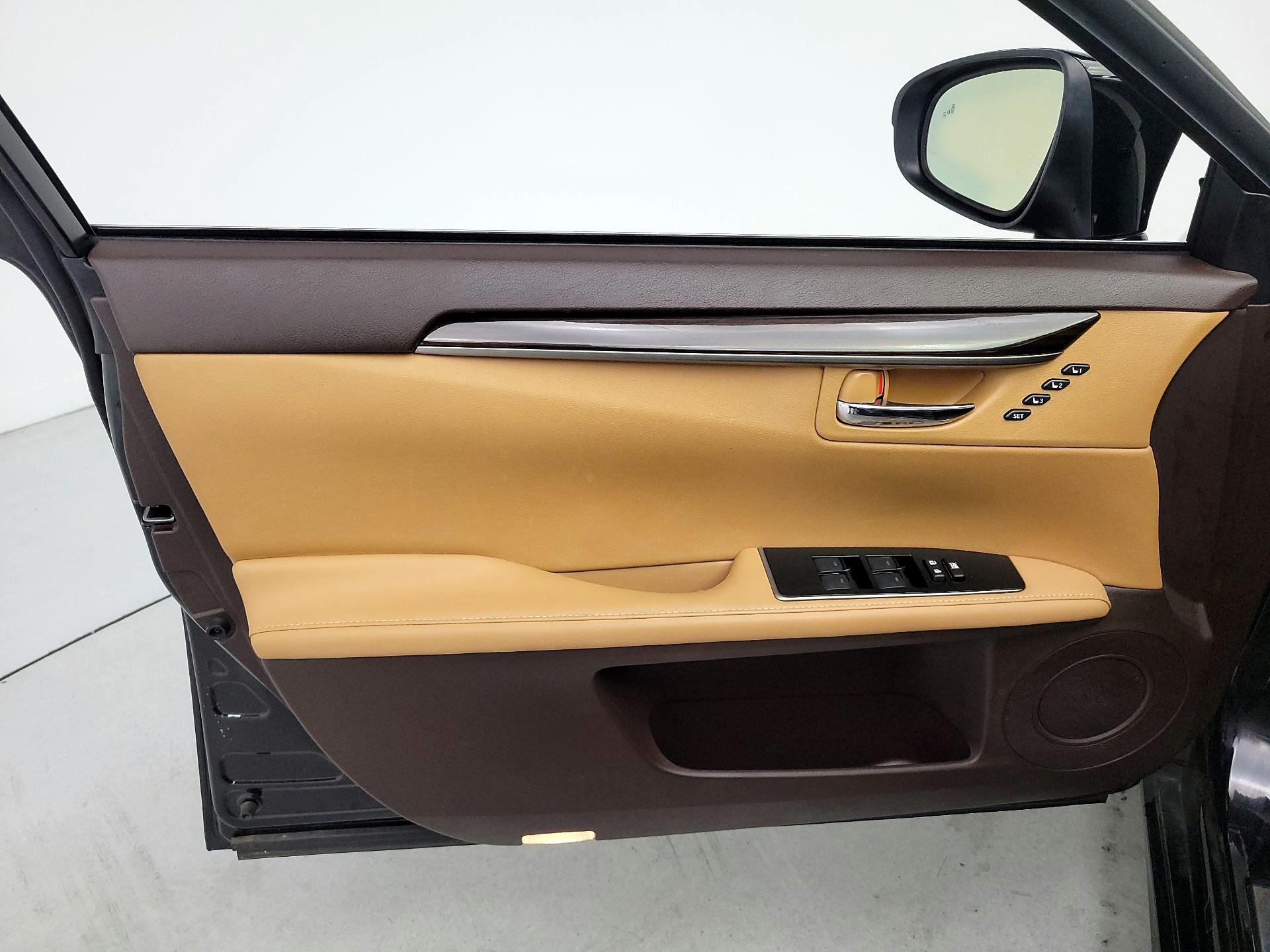 Thumbnail: 2017 Lexus ES - 12