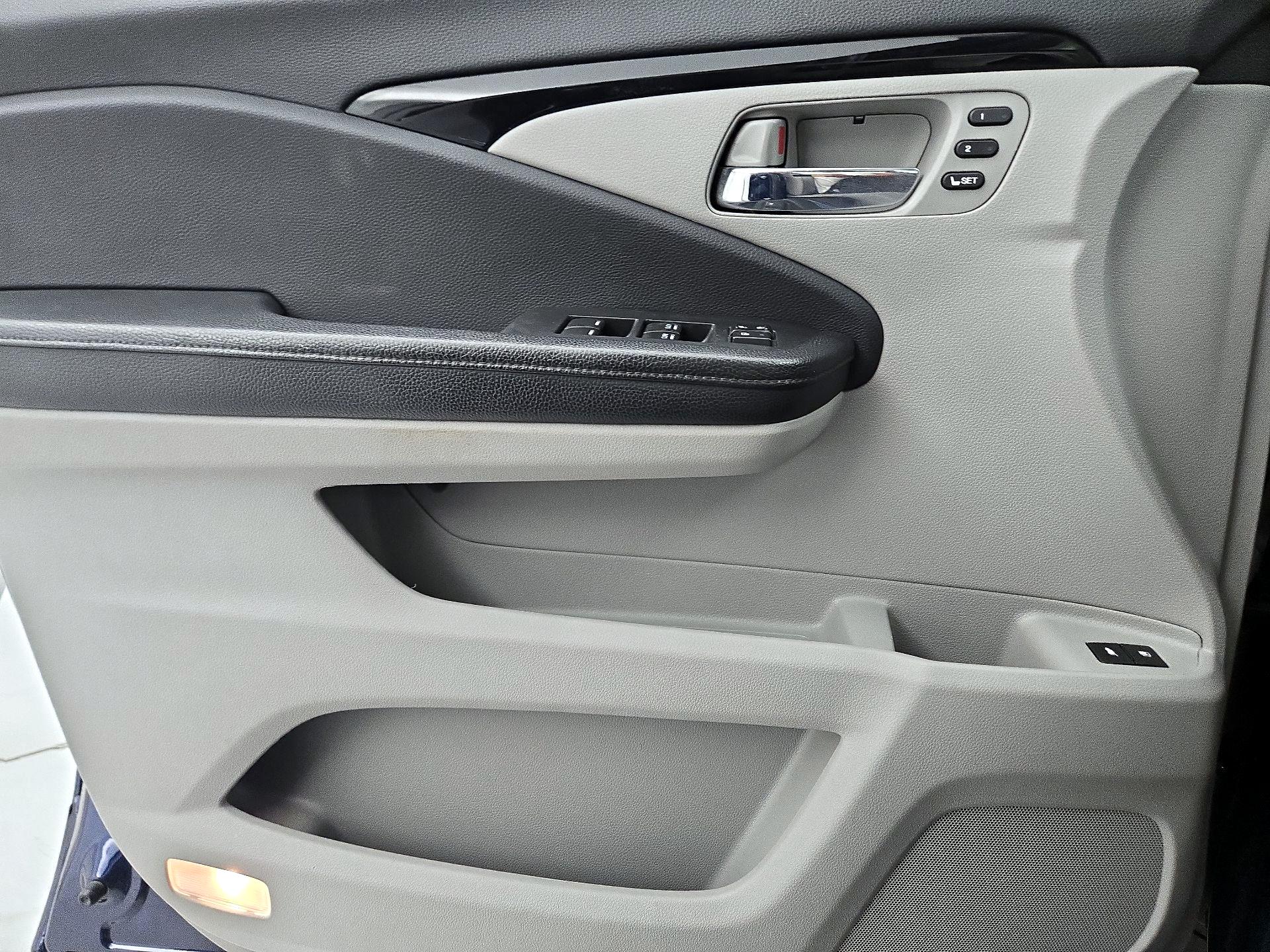Thumbnail: 2017 Honda Pilot - 12