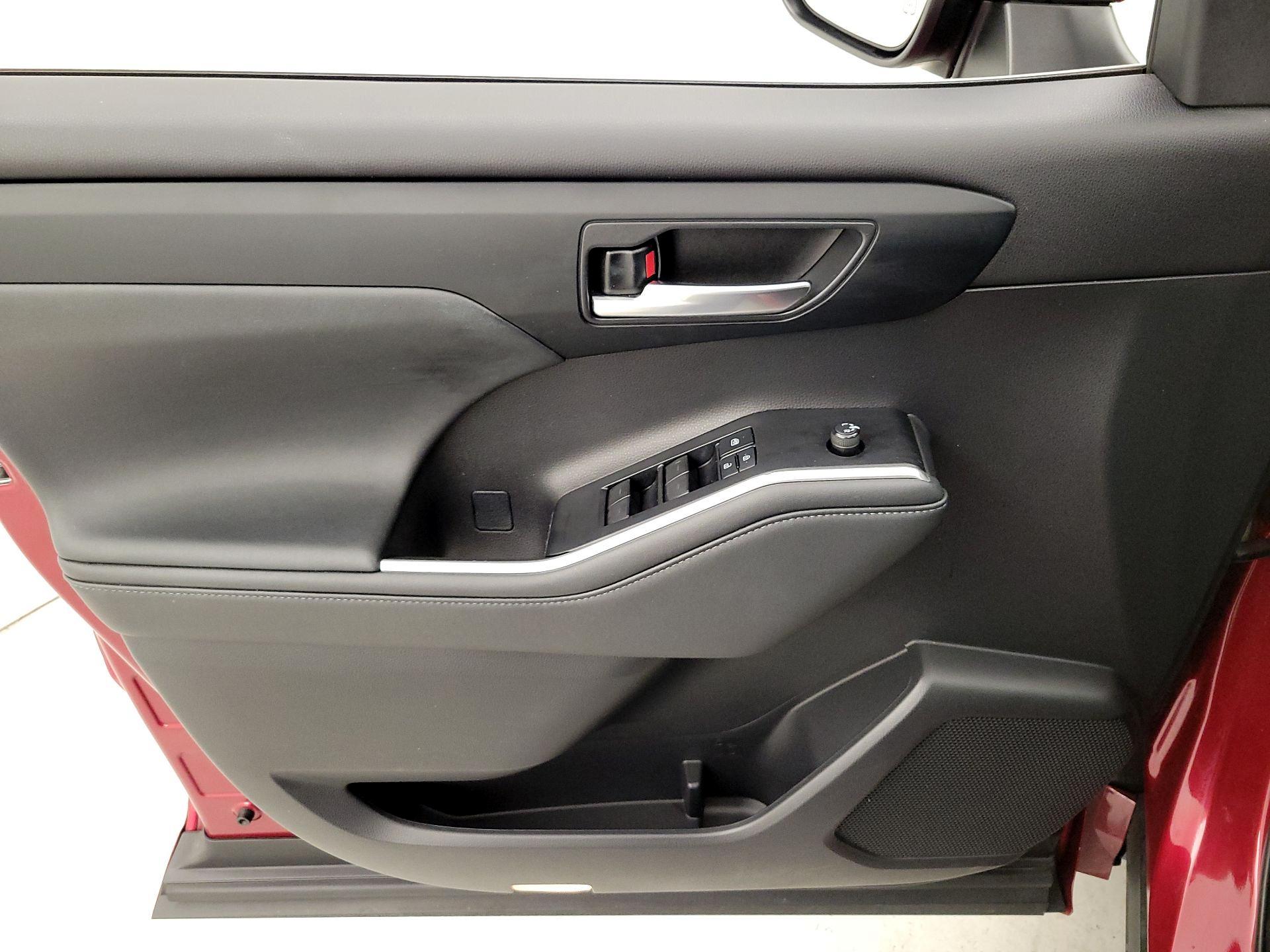 Thumbnail: 2021 Toyota Highlander - 12