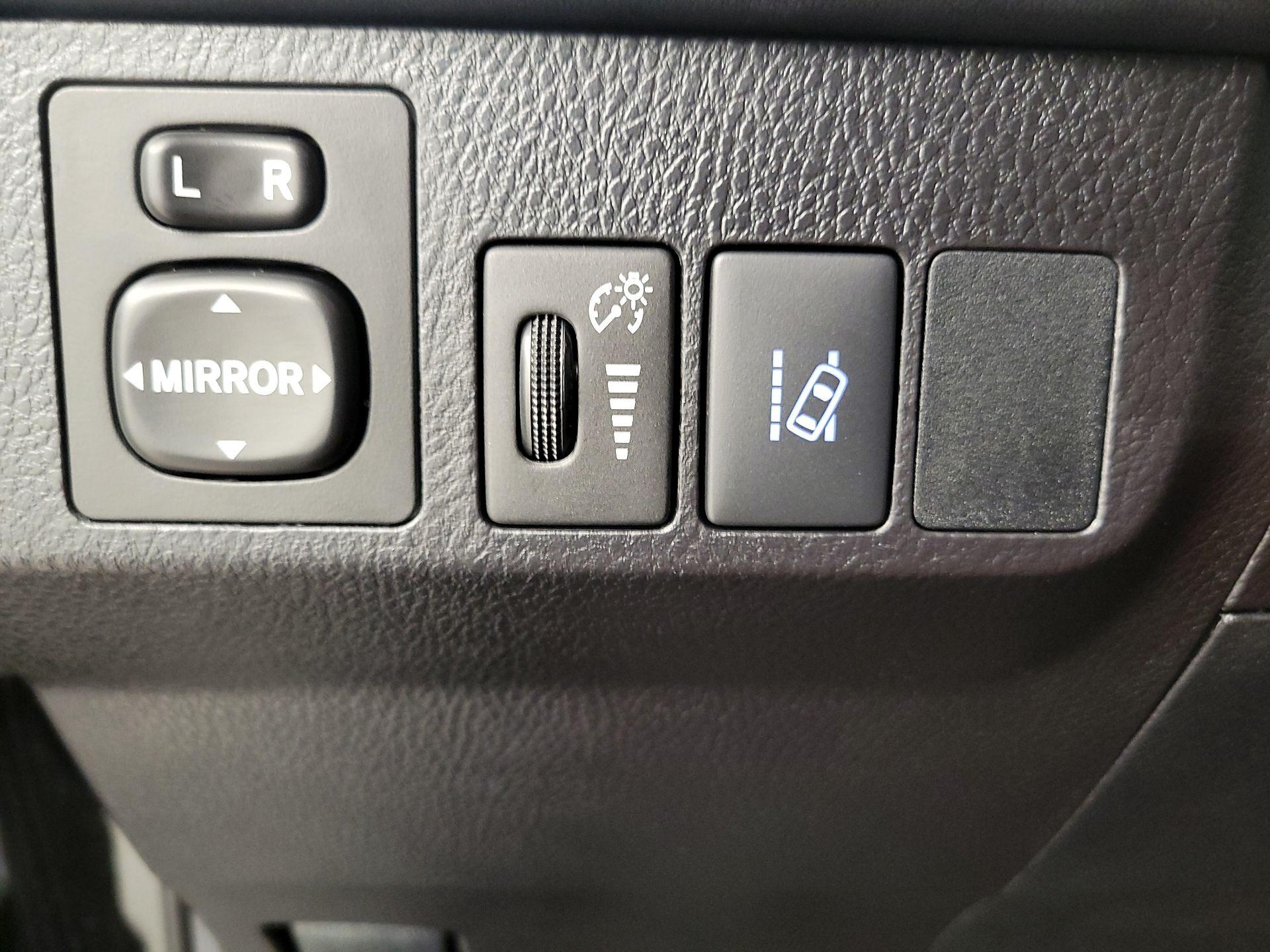 Thumbnail: 2018 Toyota RAV4 - 13