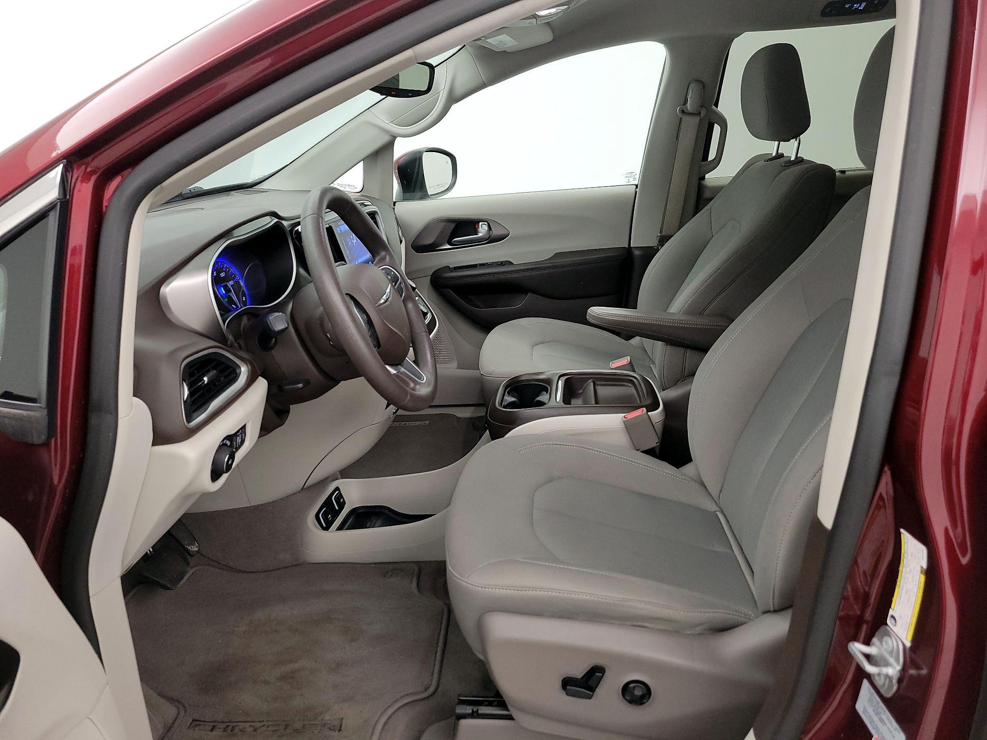 Thumbnail: 2017 Chrysler Pacifica - 11