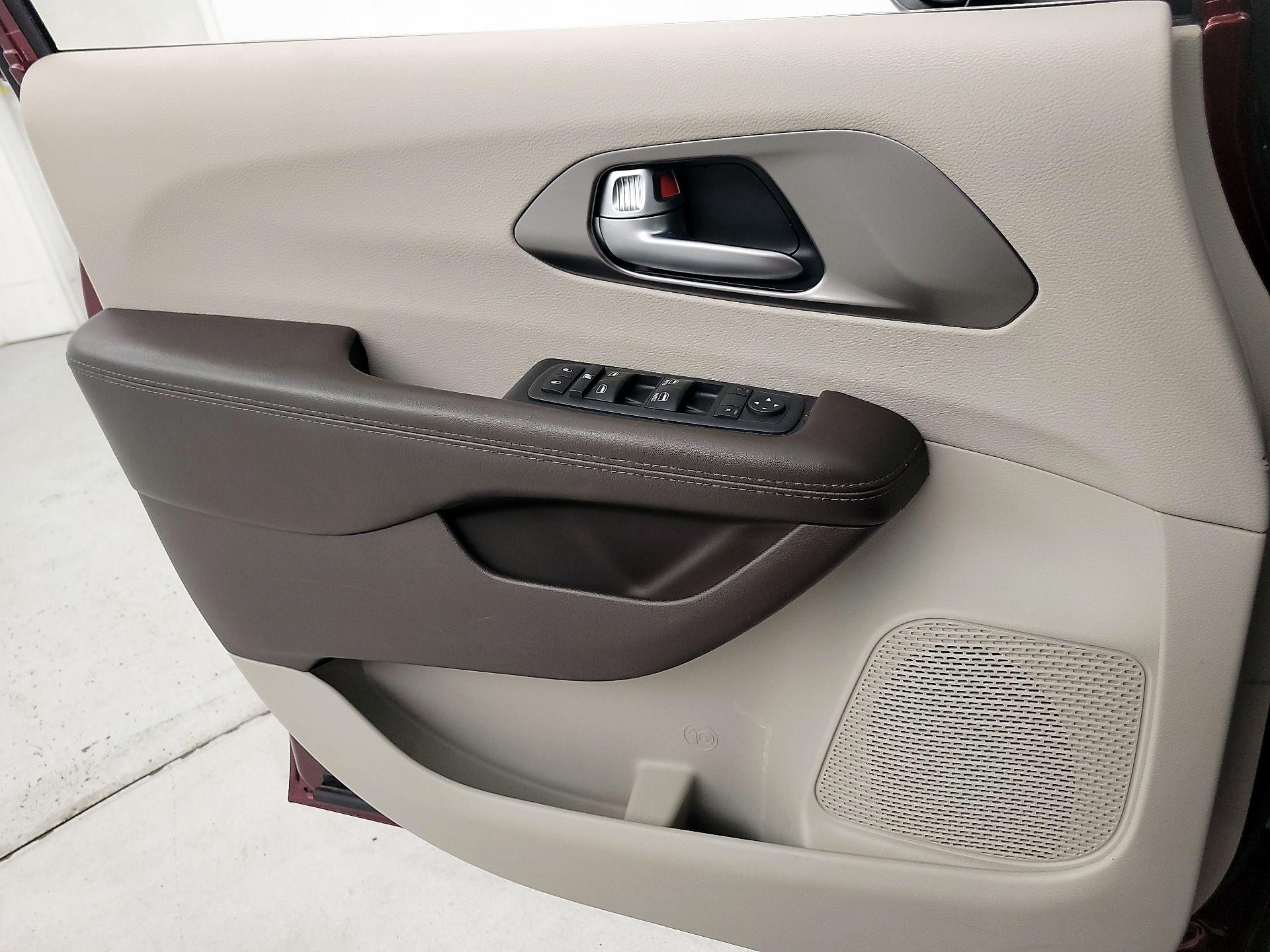 Thumbnail: 2017 Chrysler Pacifica - 12