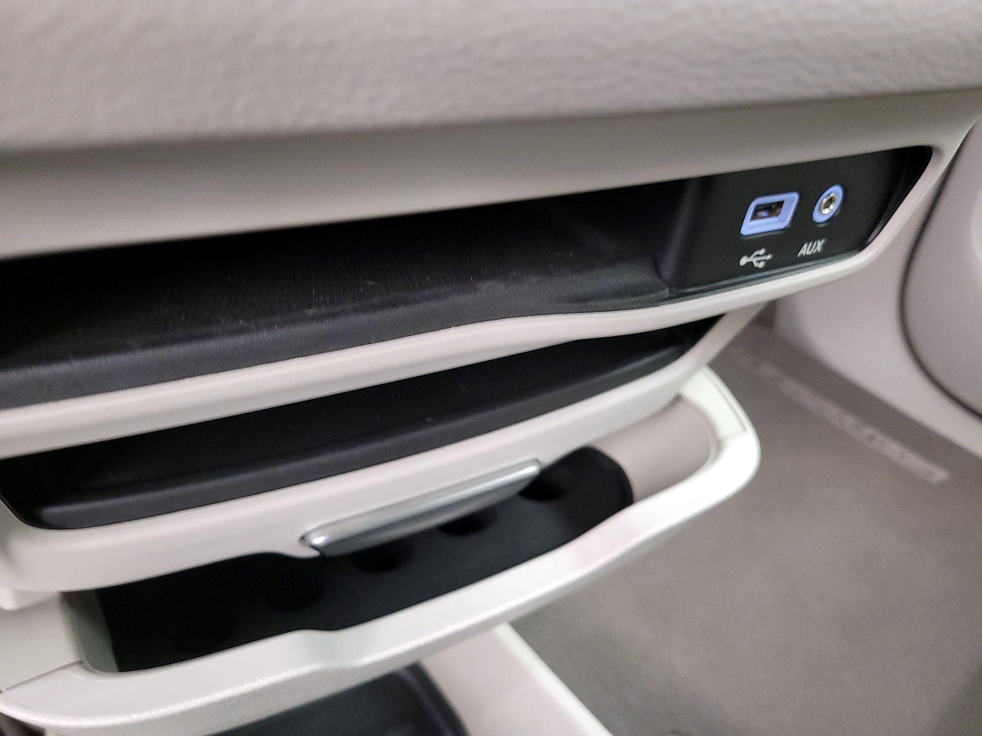 Thumbnail: 2017 Chrysler Pacifica - 18