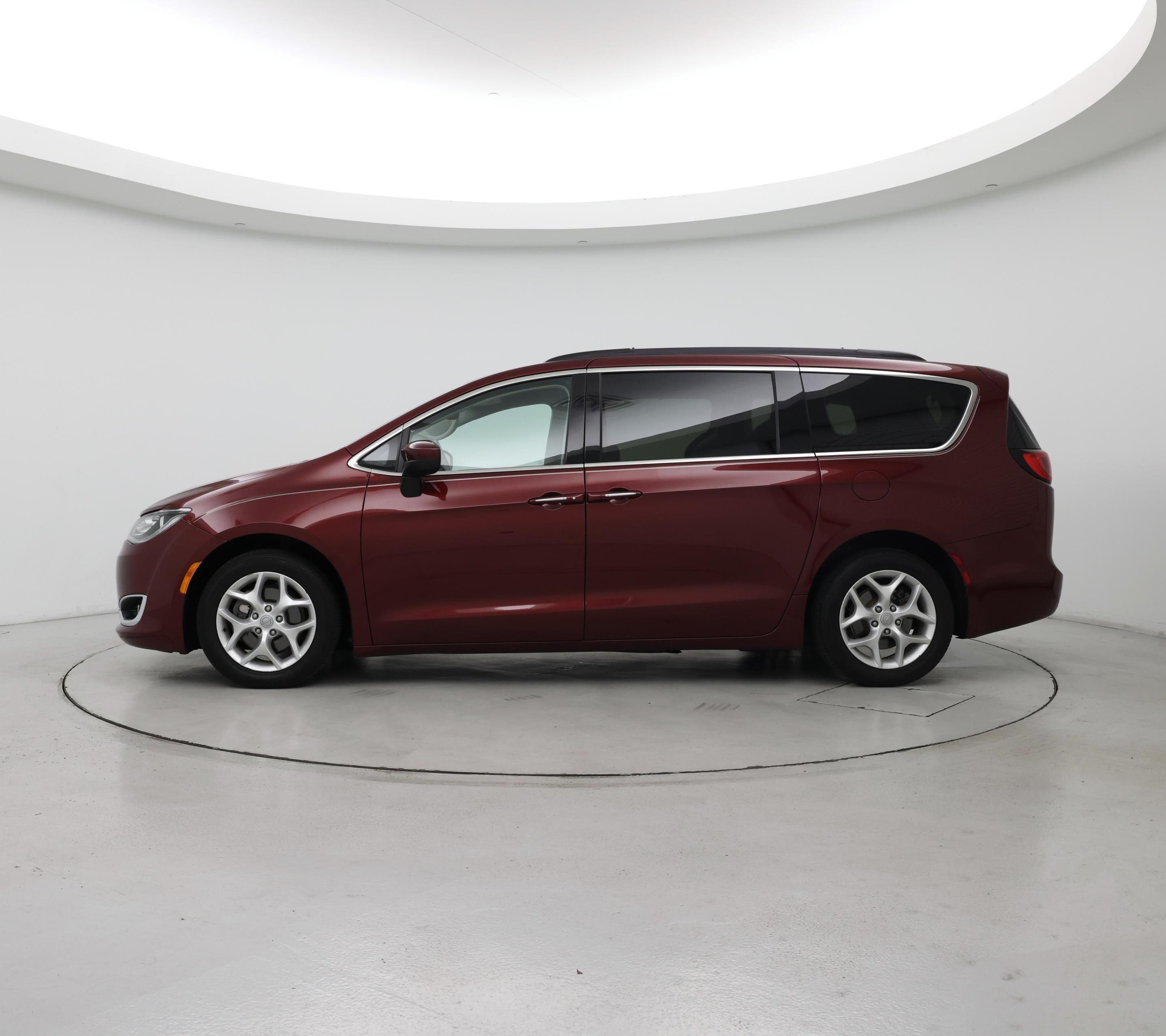 Thumbnail: 2017 Chrysler Pacifica - 3
