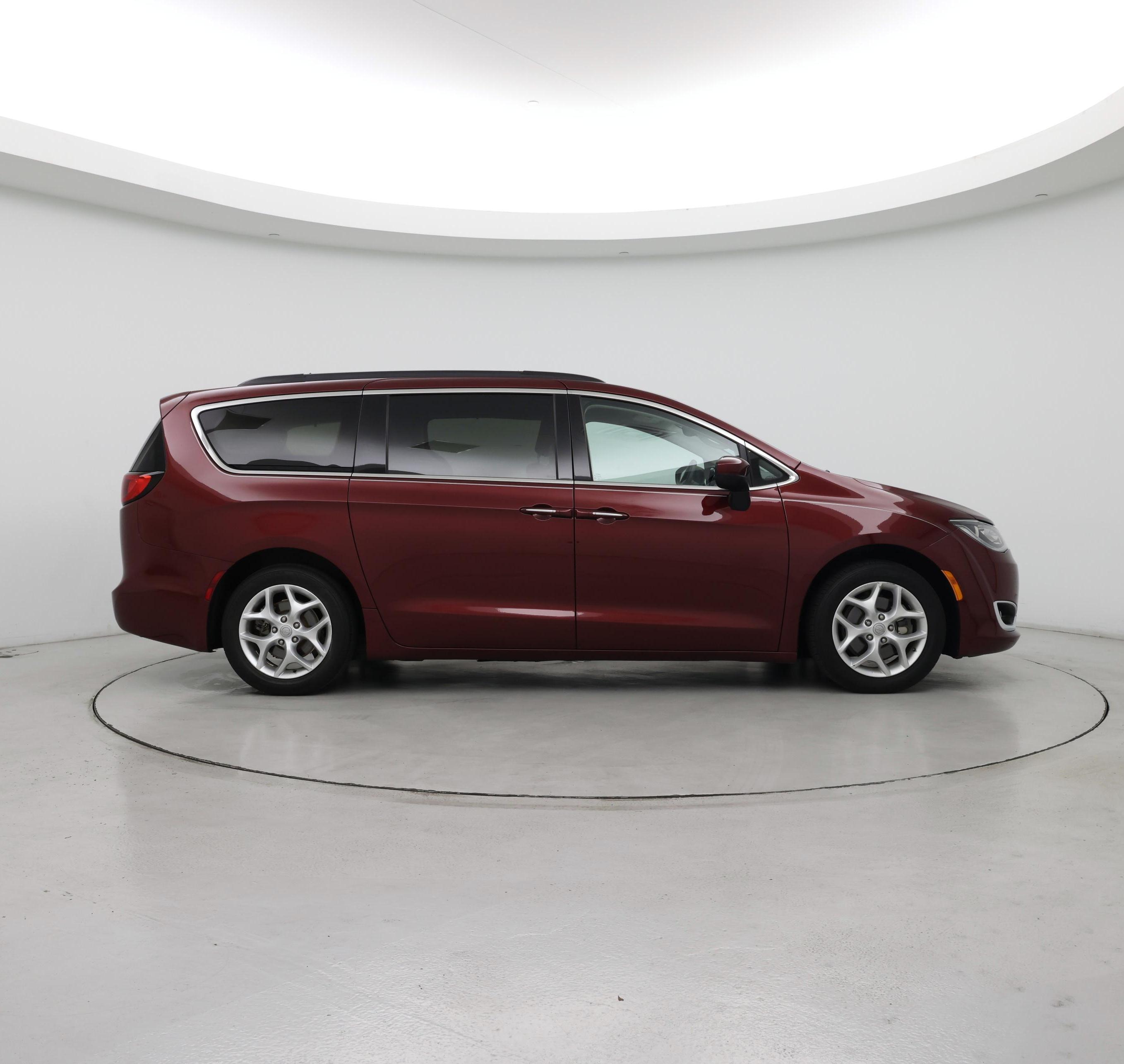 Thumbnail: 2017 Chrysler Pacifica - 7