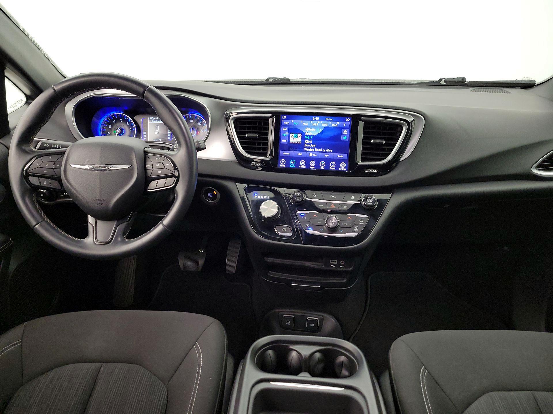Thumbnail: 2018 Chrysler Pacifica - 9