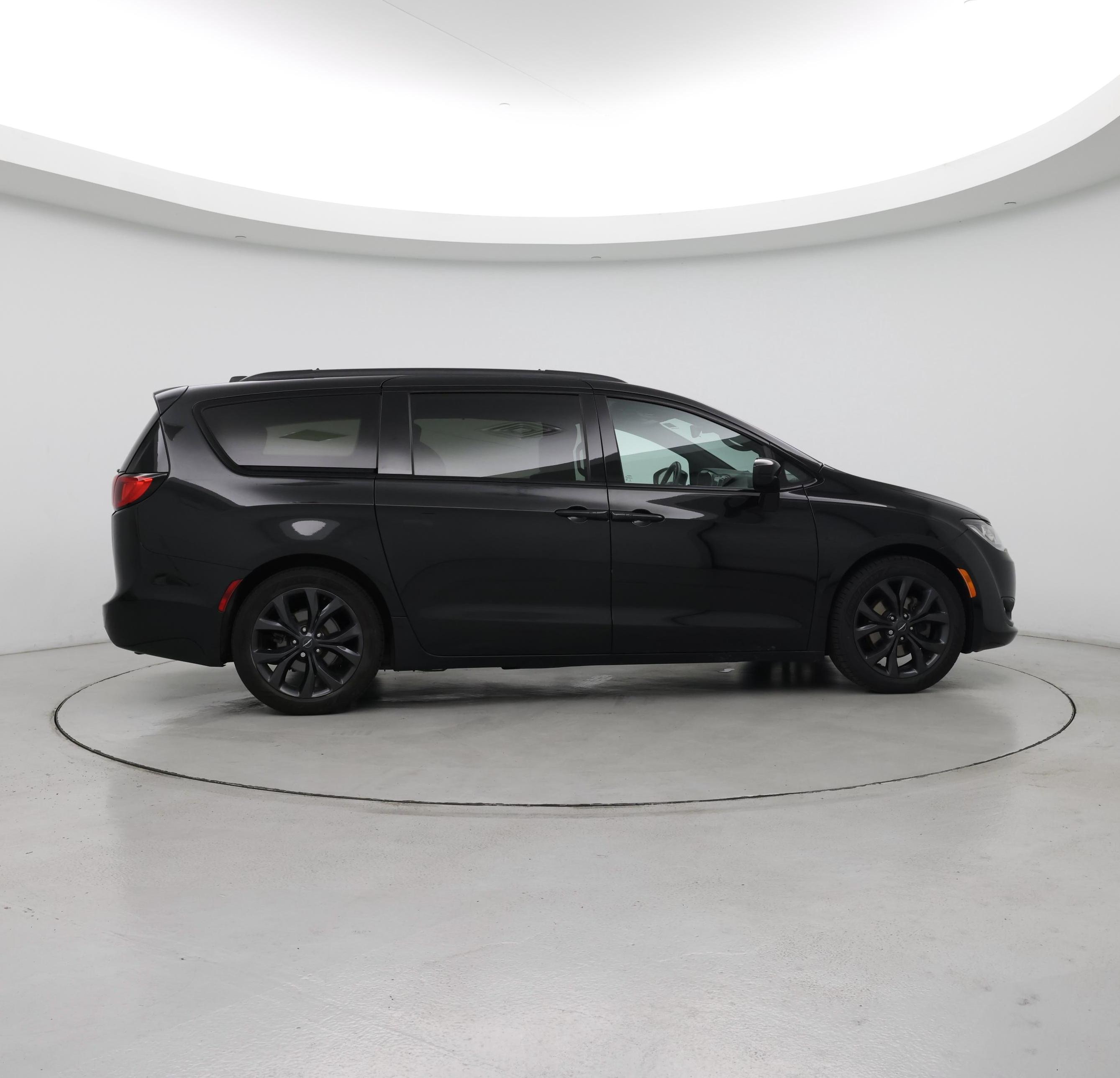 Thumbnail: 2018 Chrysler Pacifica - 7