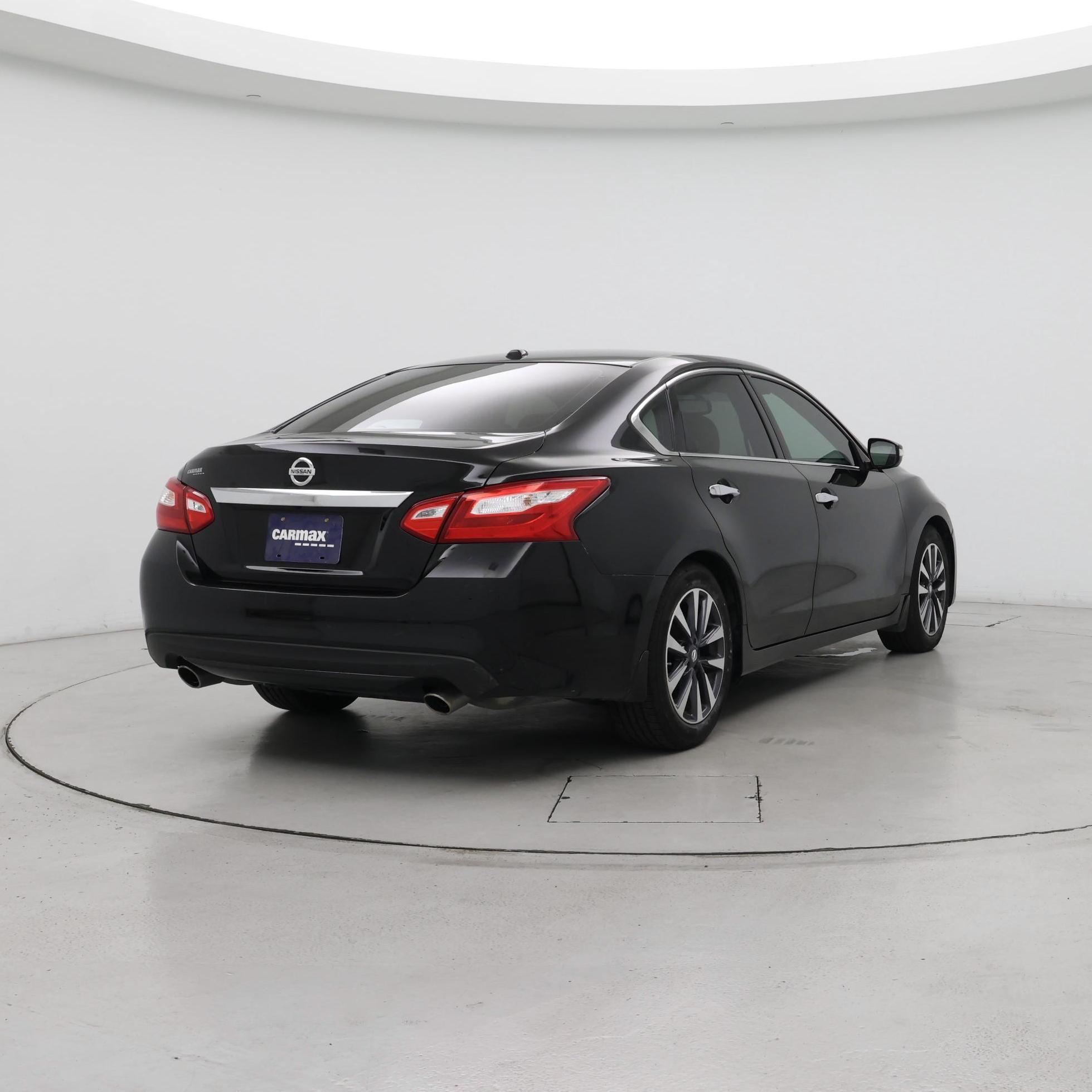Thumbnail: 2017 Nissan Altima - 8
