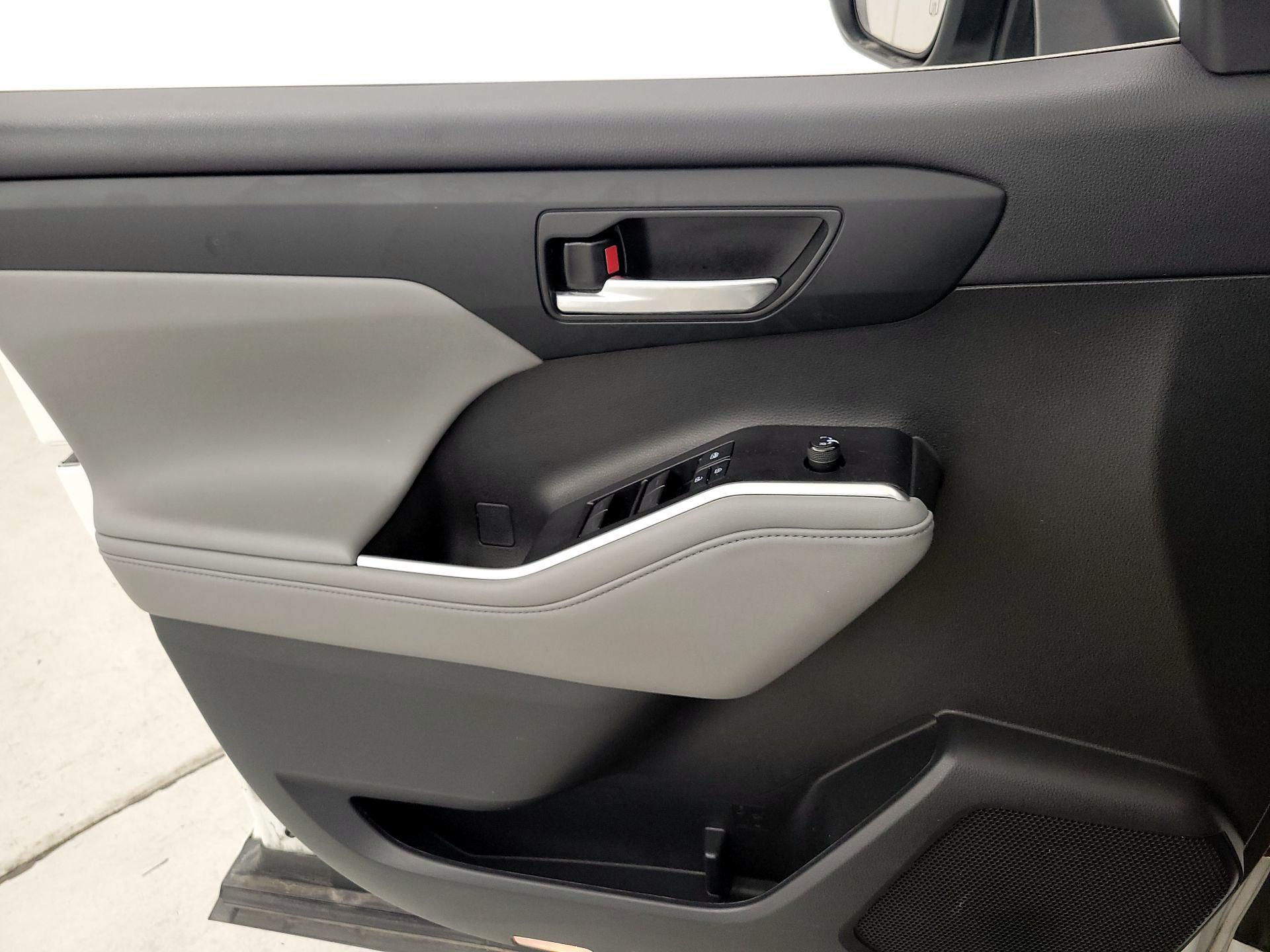 Thumbnail: 2022 Toyota Highlander - 12