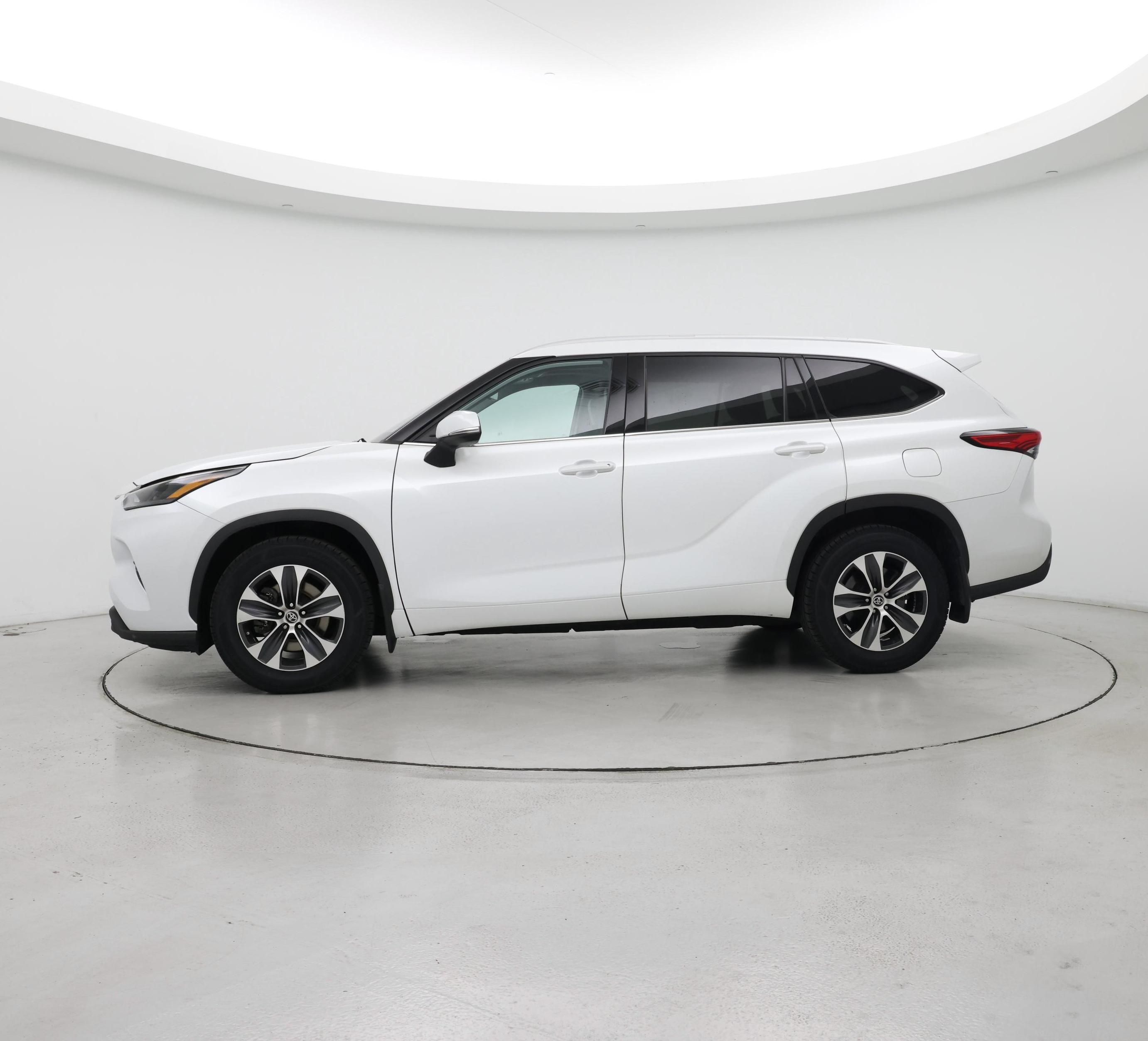 Thumbnail: 2022 Toyota Highlander - 3