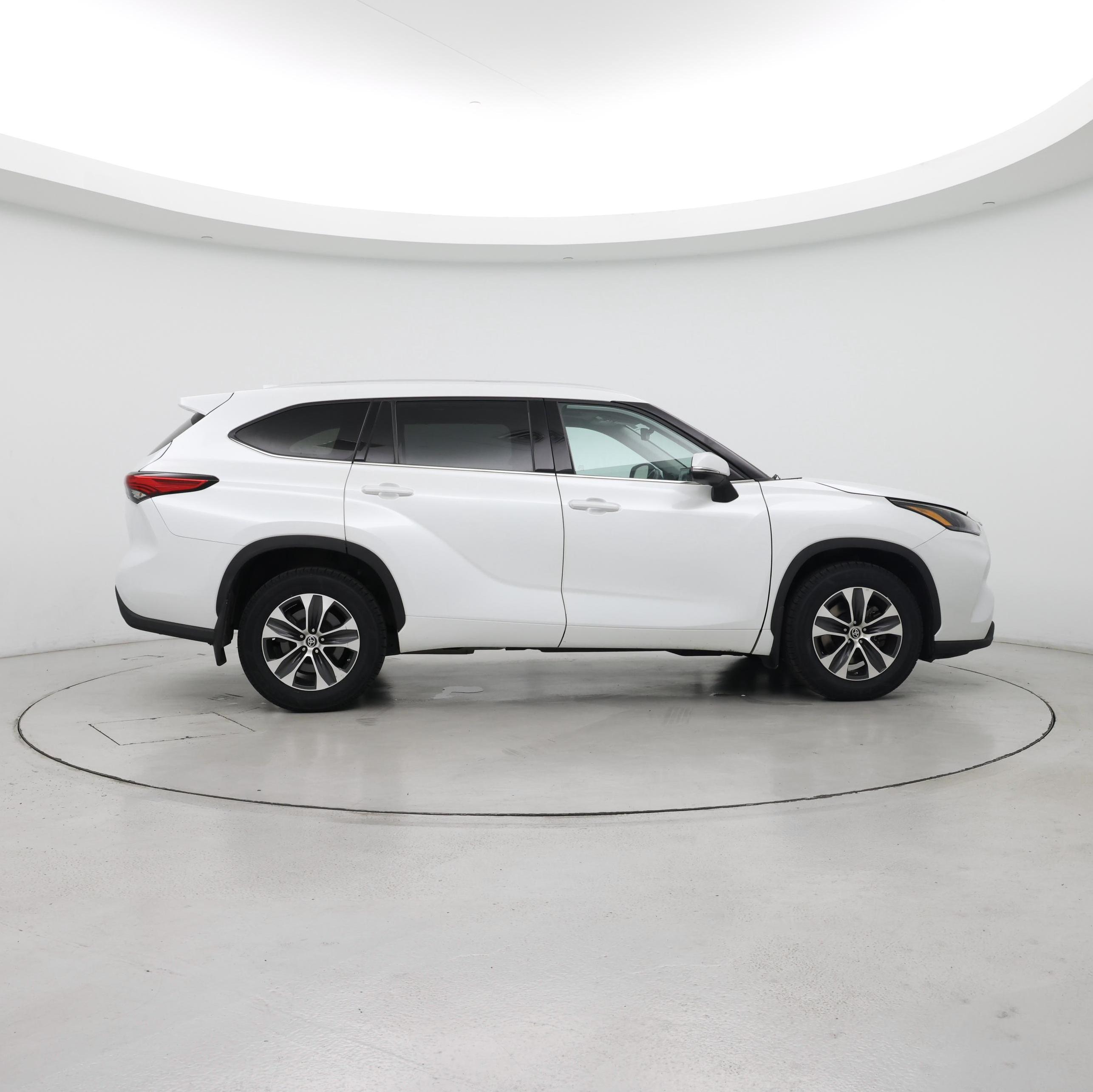 Thumbnail: 2022 Toyota Highlander - 7