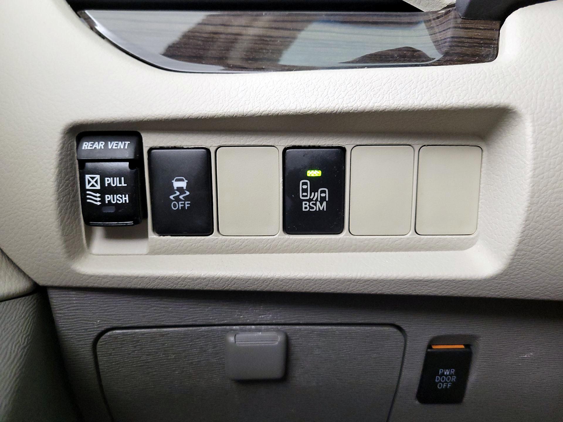 Thumbnail: 2015 Toyota Sienna - 13