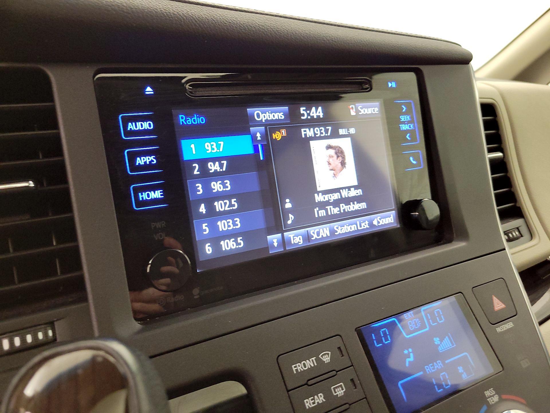 Thumbnail: 2015 Toyota Sienna - 15