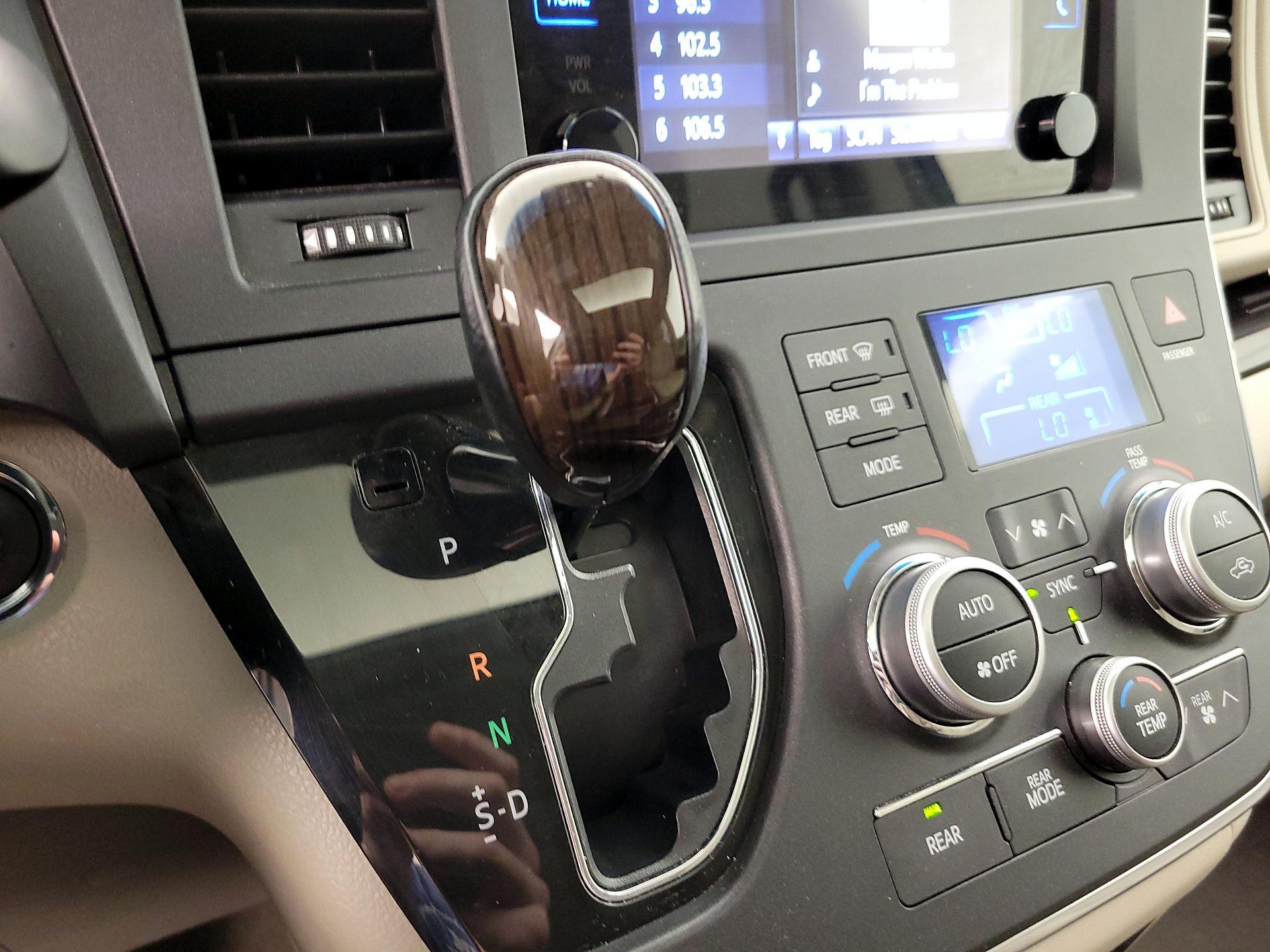 Thumbnail: 2015 Toyota Sienna - 17
