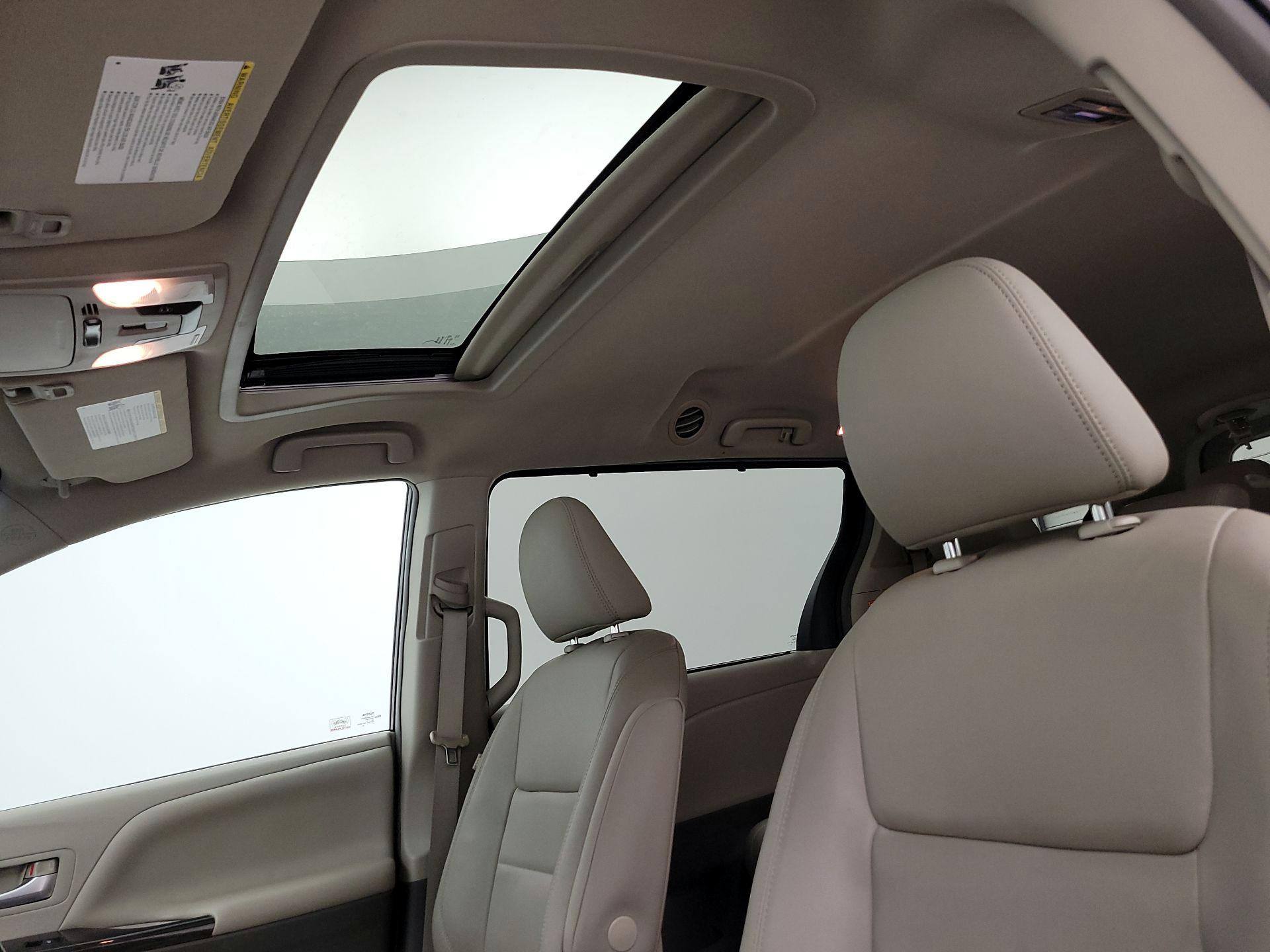 Thumbnail: 2015 Toyota Sienna - 18