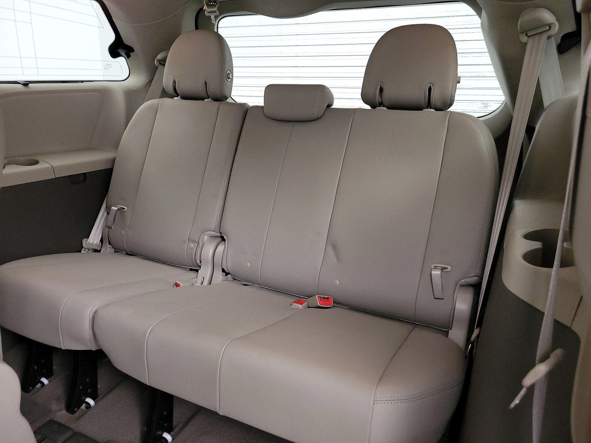 Thumbnail: 2015 Toyota Sienna - 20