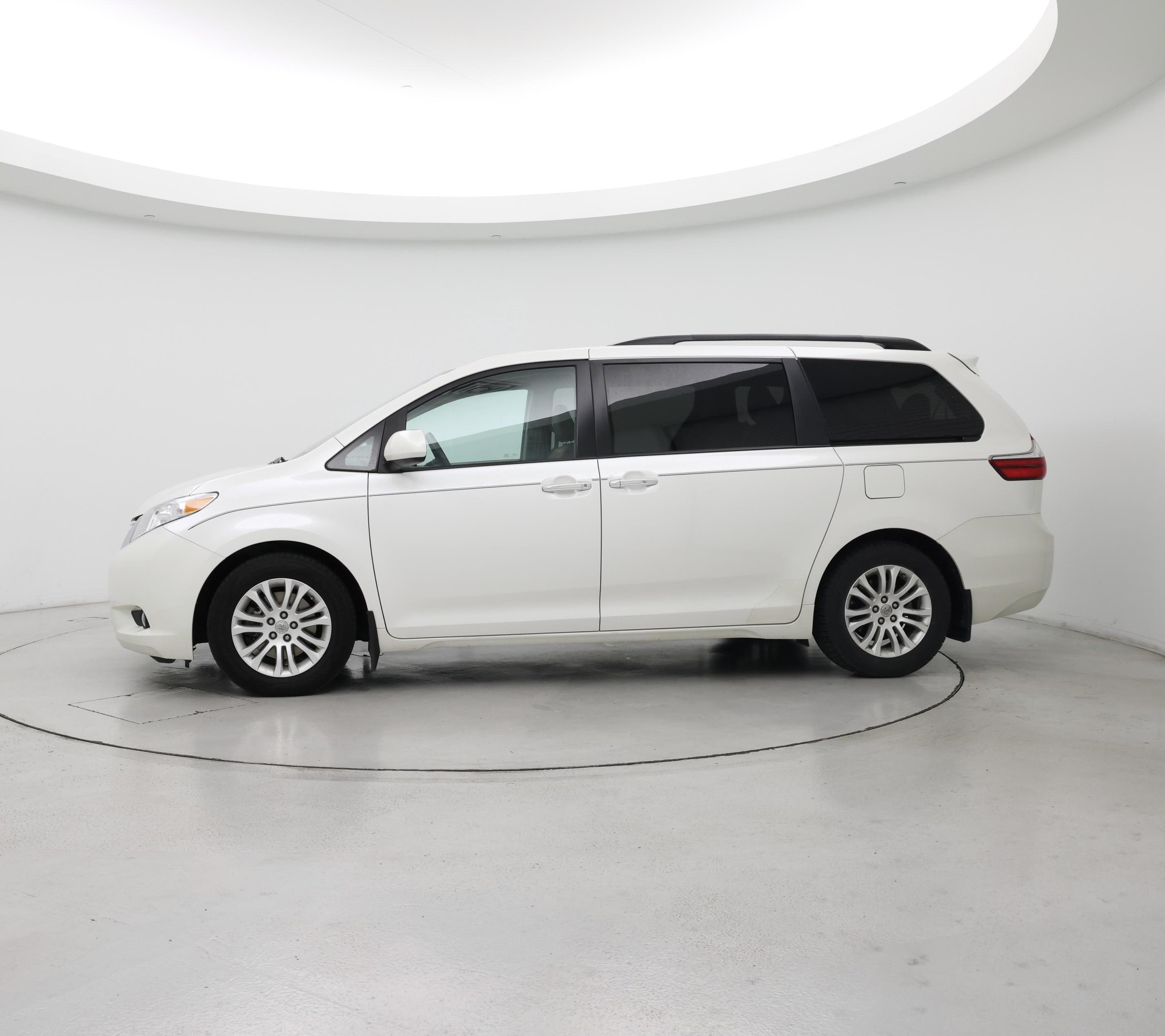 Thumbnail: 2015 Toyota Sienna - 3