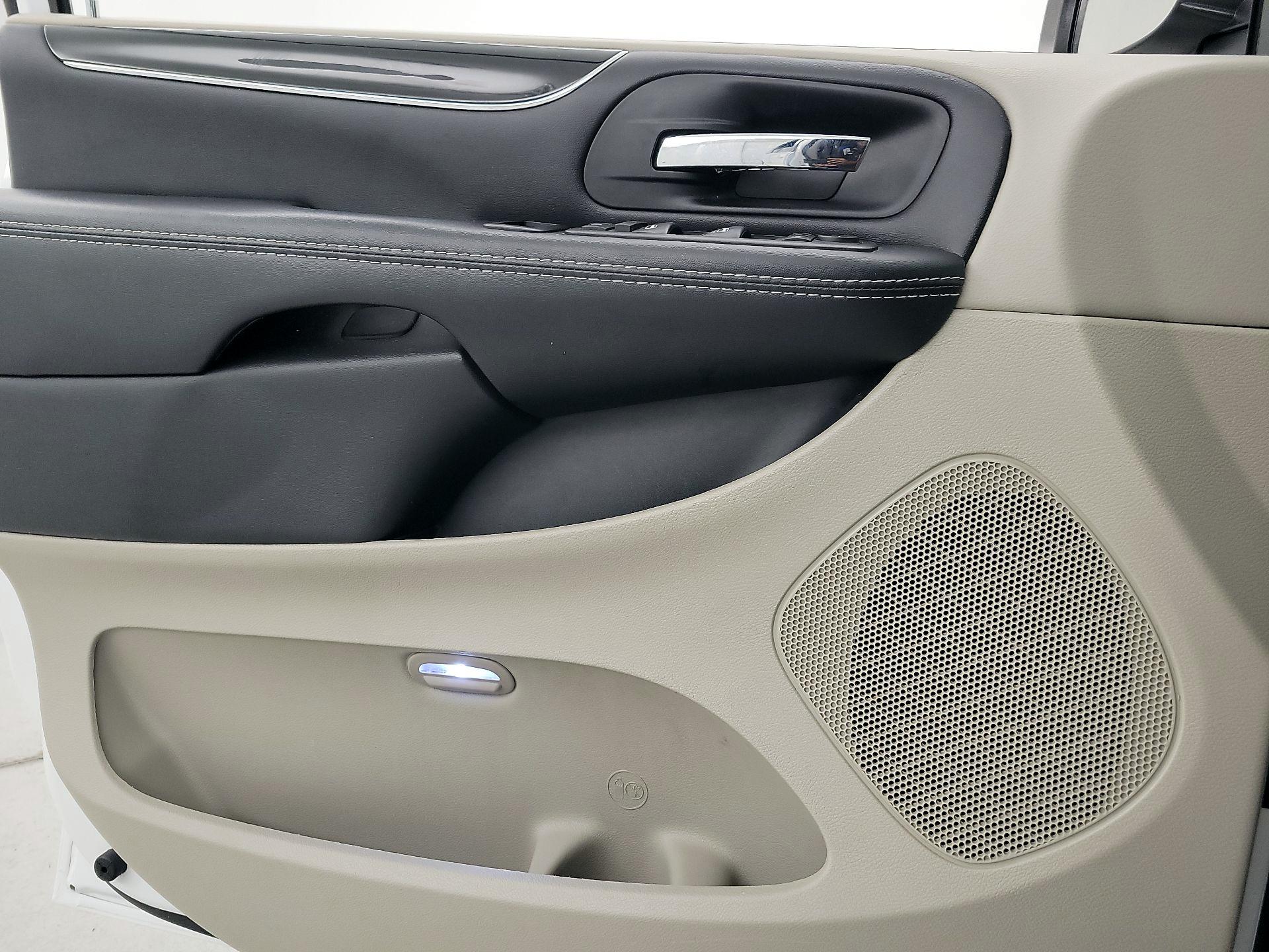 Thumbnail: 2020 Dodge Grand Caravan - 12