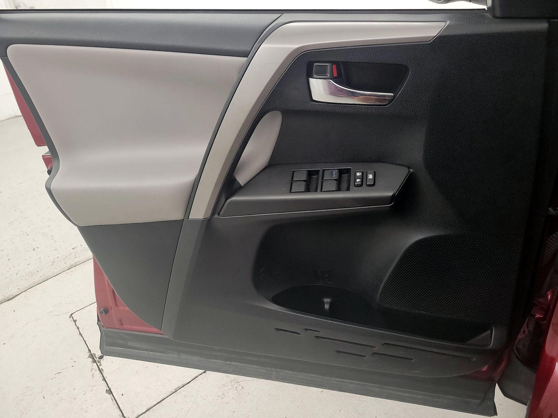 Thumbnail: 2018 Toyota RAV4 - 12