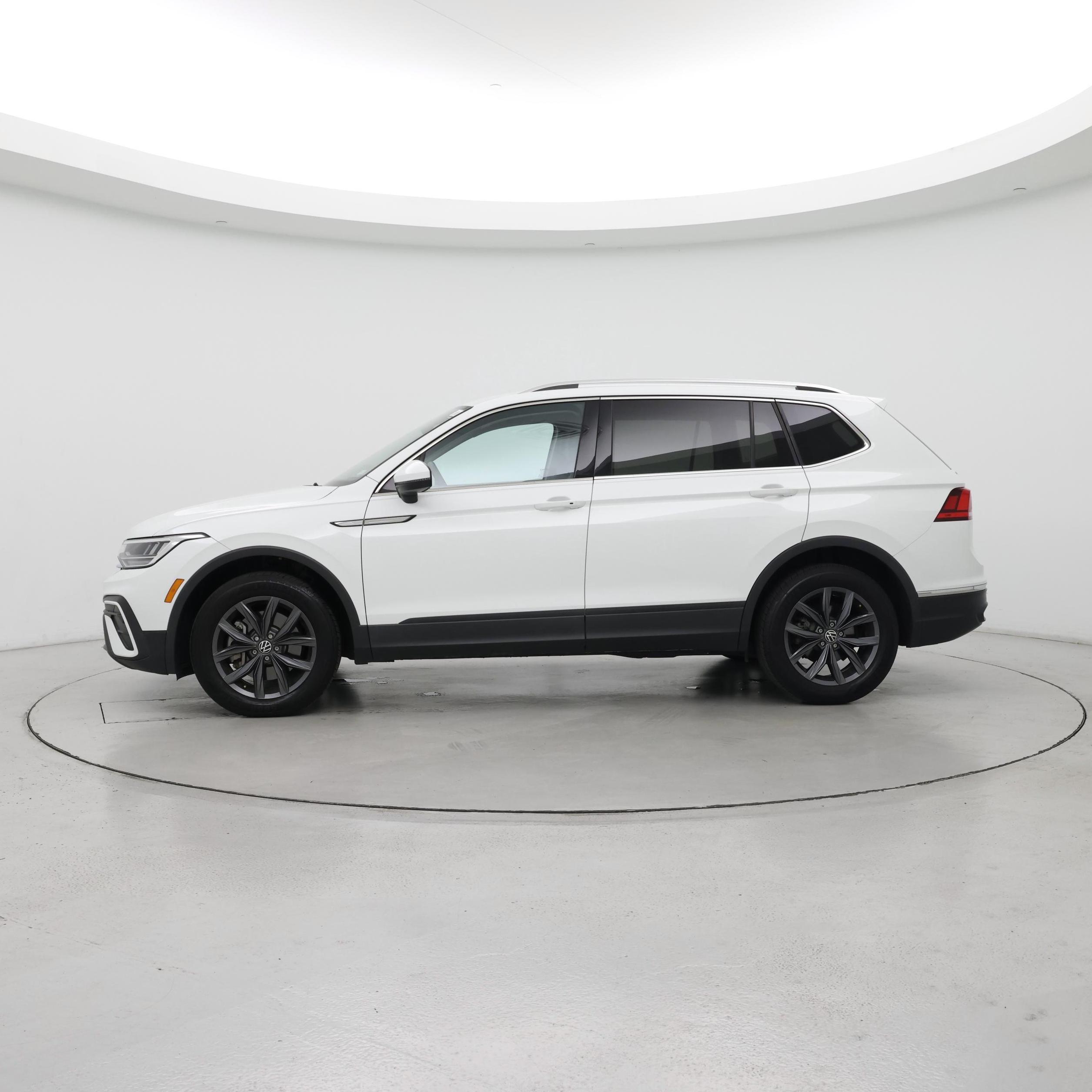 Thumbnail: 2022 Volkswagen Tiguan - 3