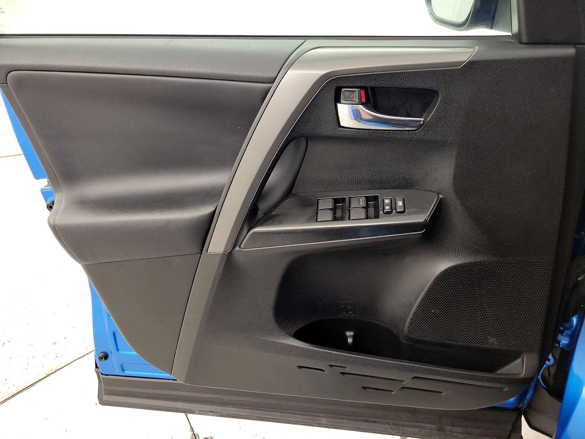 Thumbnail: 2016 Toyota RAV4 - 12