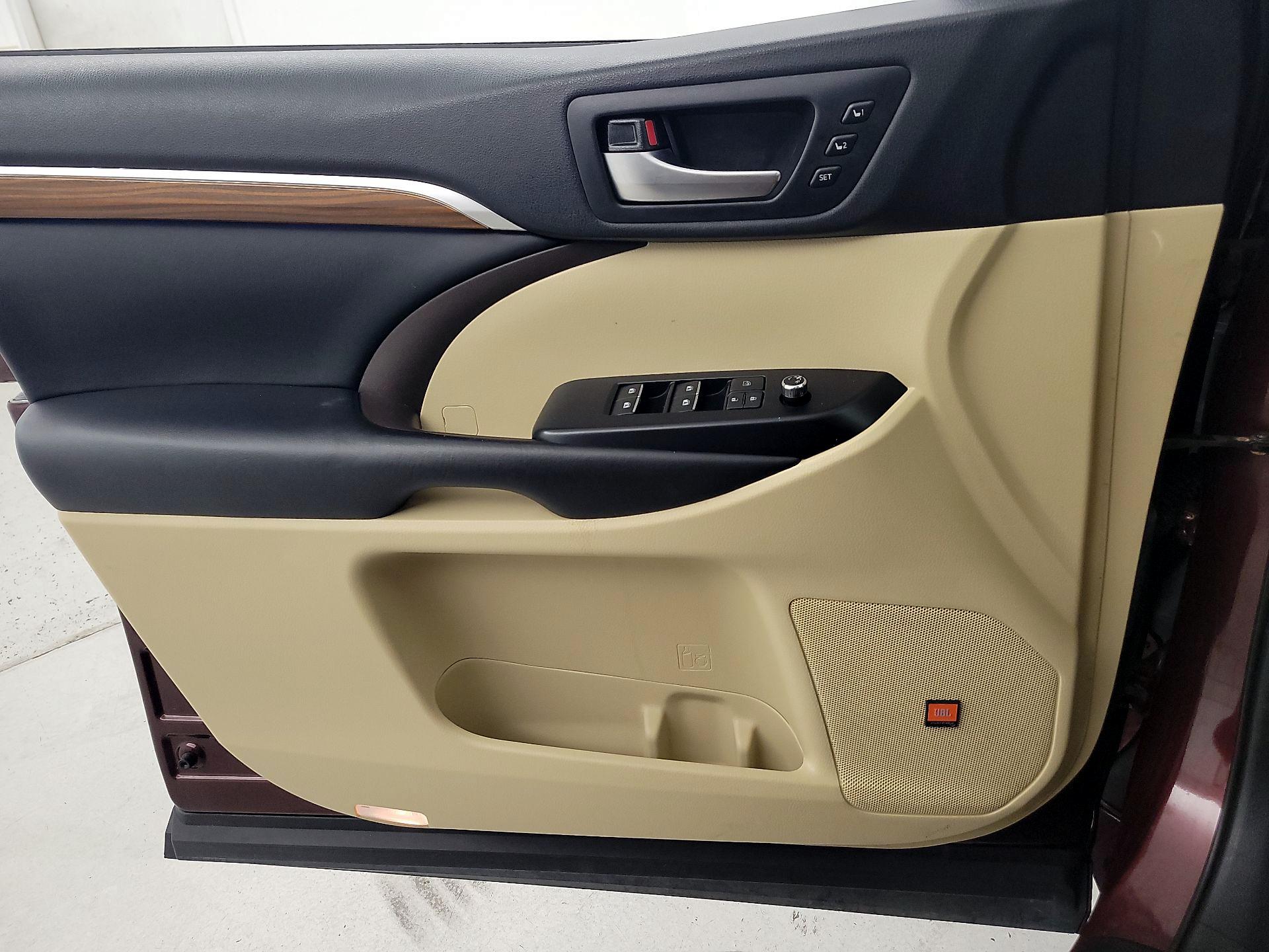 Thumbnail: 2019 Toyota Highlander - 12