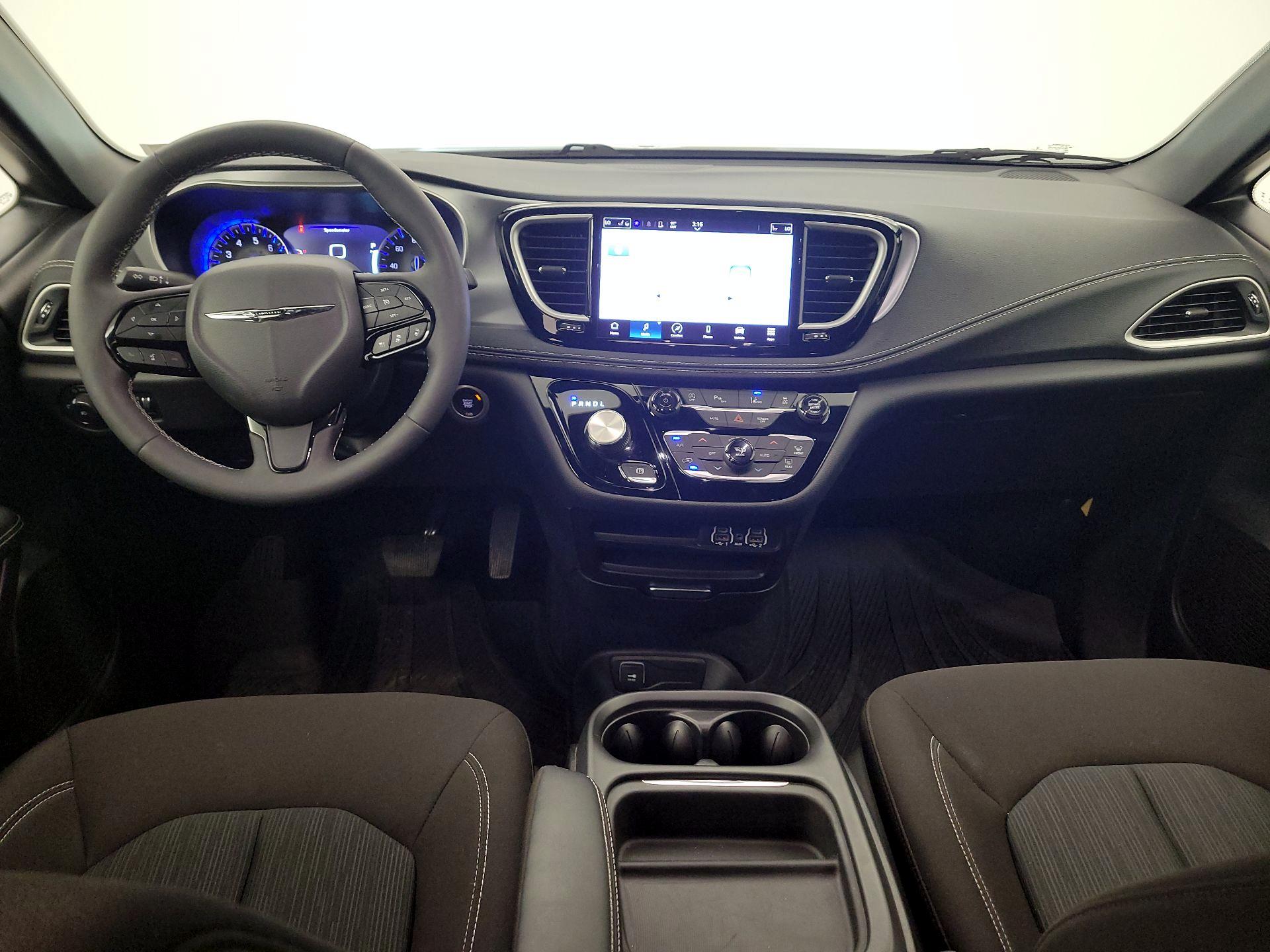 Thumbnail: 2023 Chrysler Pacifica - 9