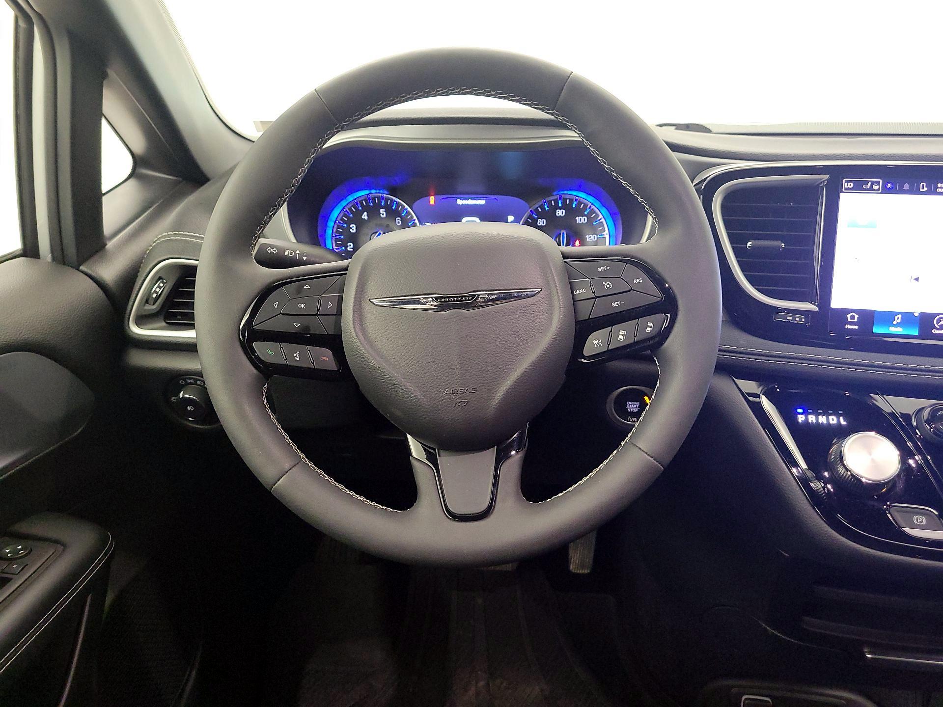 Thumbnail: 2023 Chrysler Pacifica - 10