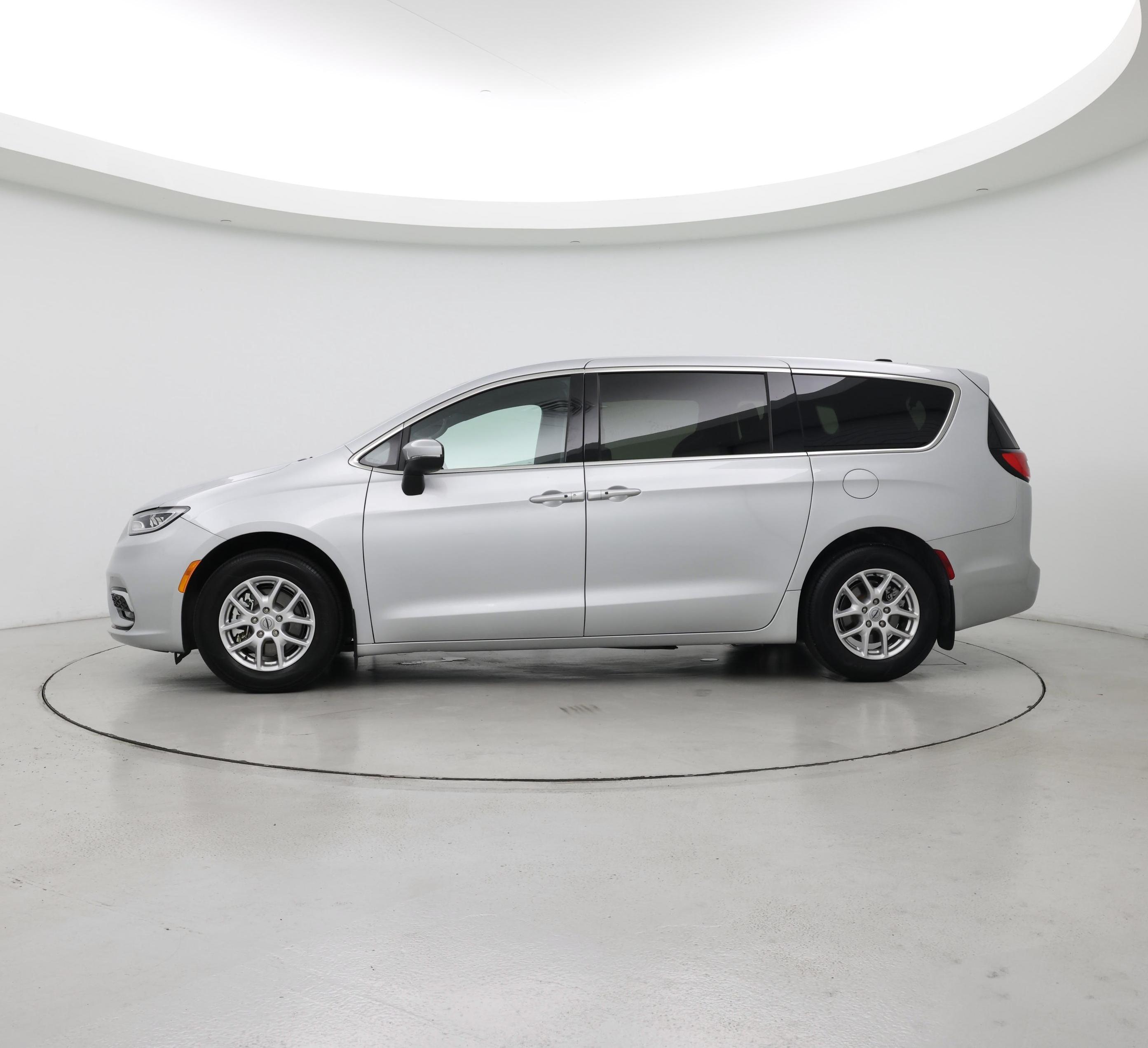 Thumbnail: 2023 Chrysler Pacifica - 3