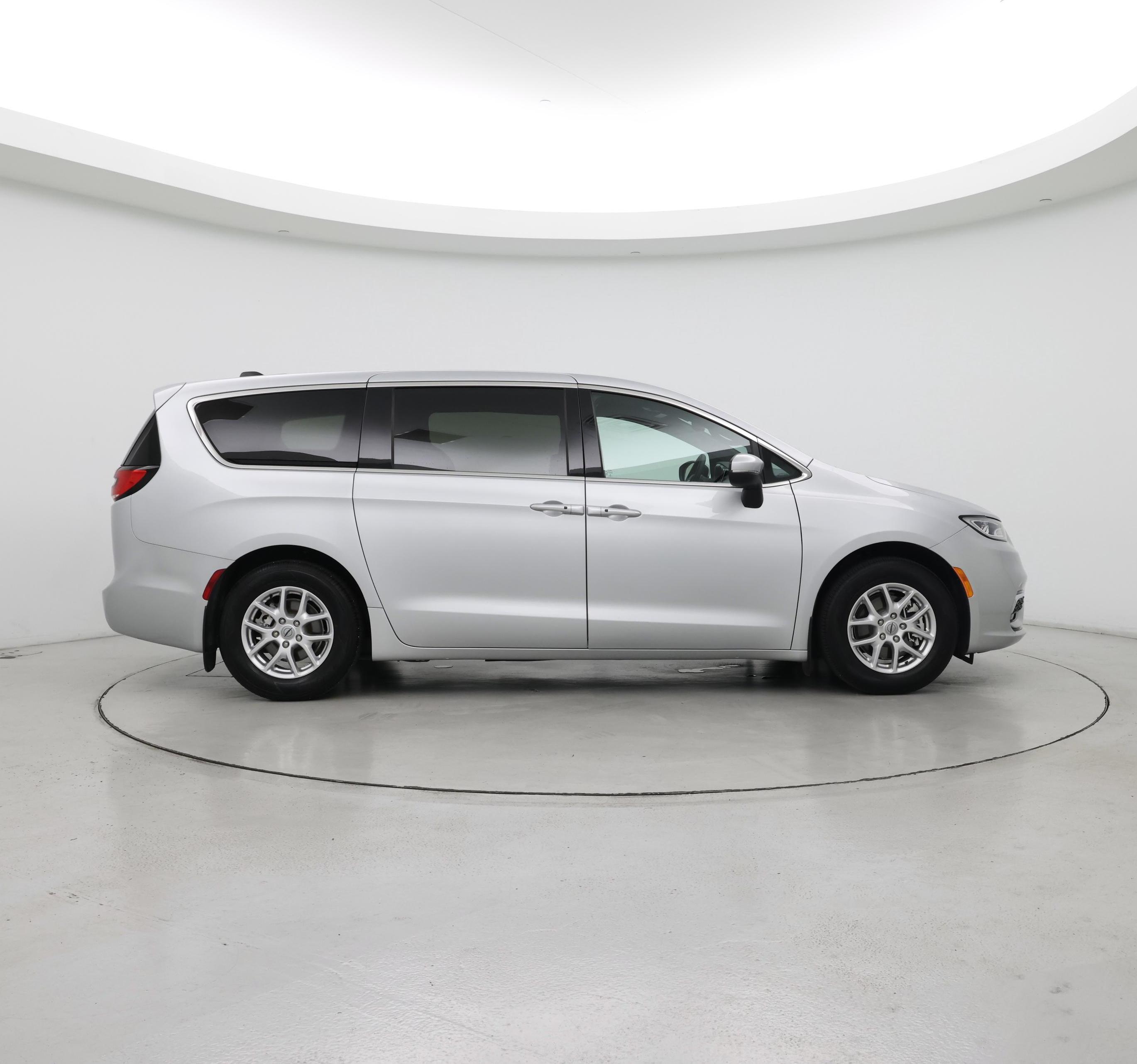 Thumbnail: 2023 Chrysler Pacifica - 7