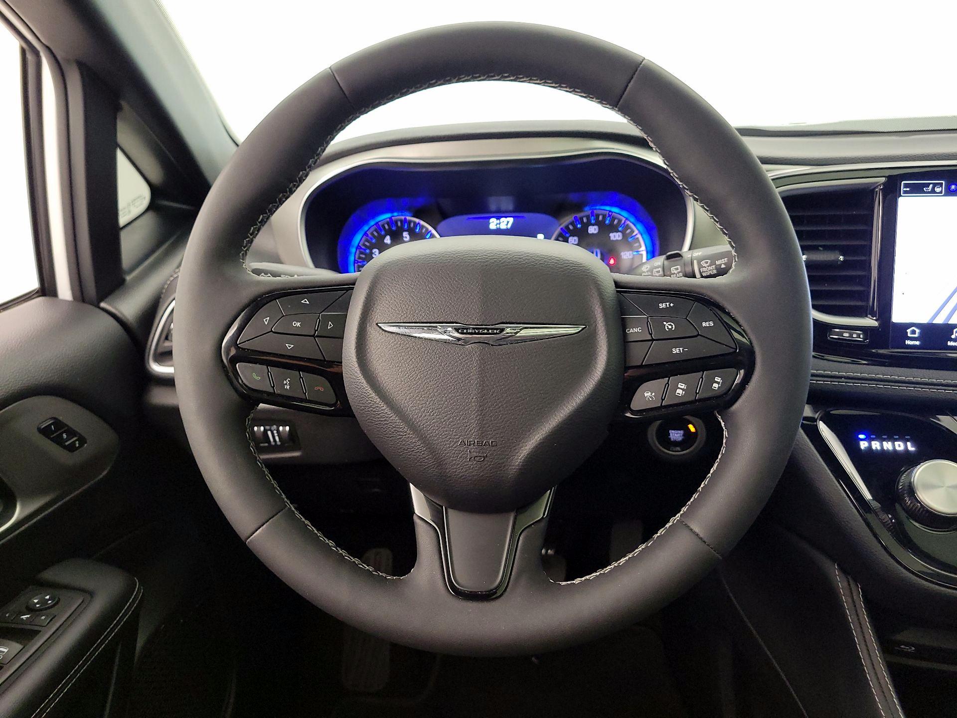 Thumbnail: 2023 Chrysler Pacifica - 10