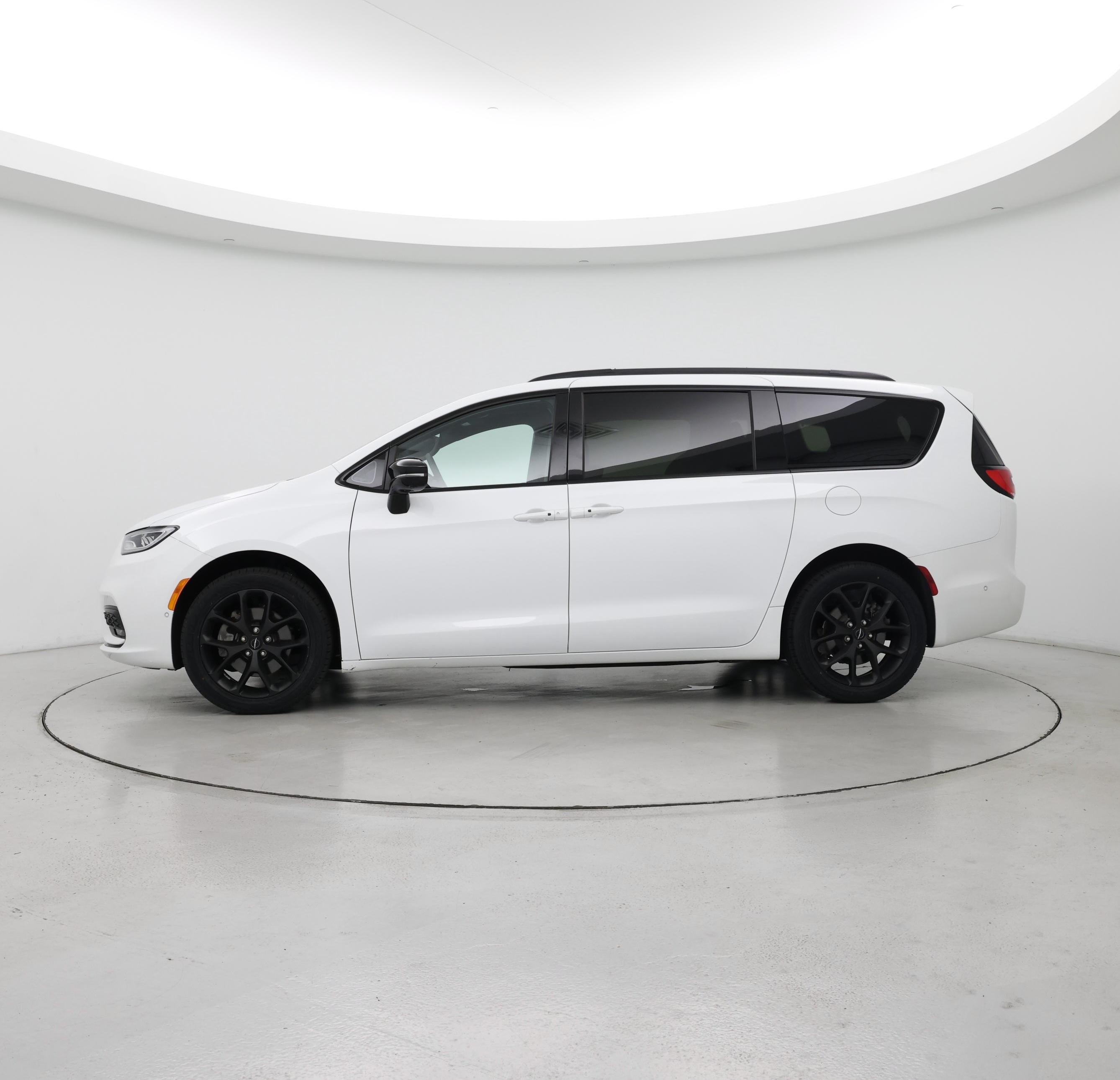 Thumbnail: 2023 Chrysler Pacifica - 3