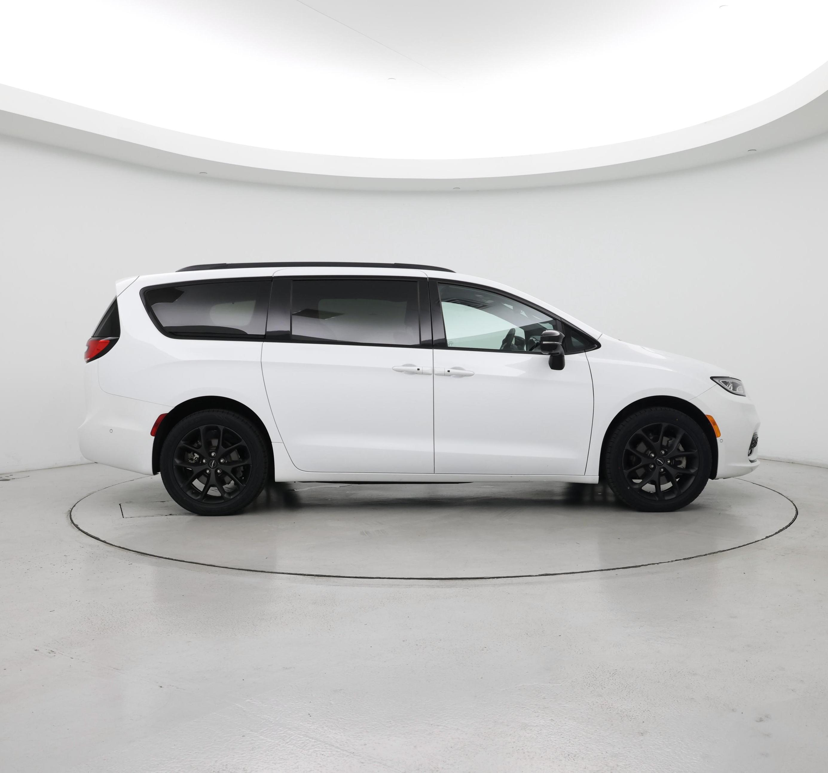 Thumbnail: 2023 Chrysler Pacifica - 7