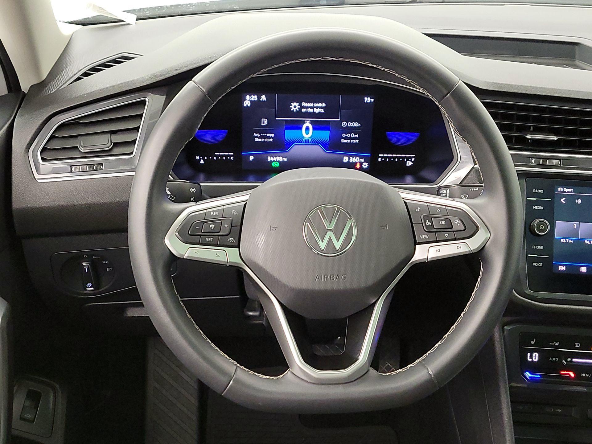 Thumbnail: 2022 Volkswagen Tiguan - 10