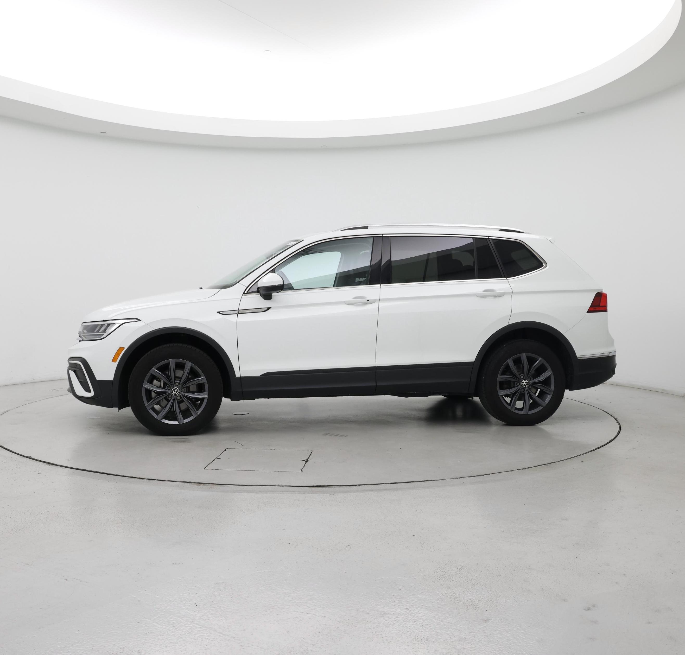 Thumbnail: 2022 Volkswagen Tiguan - 3