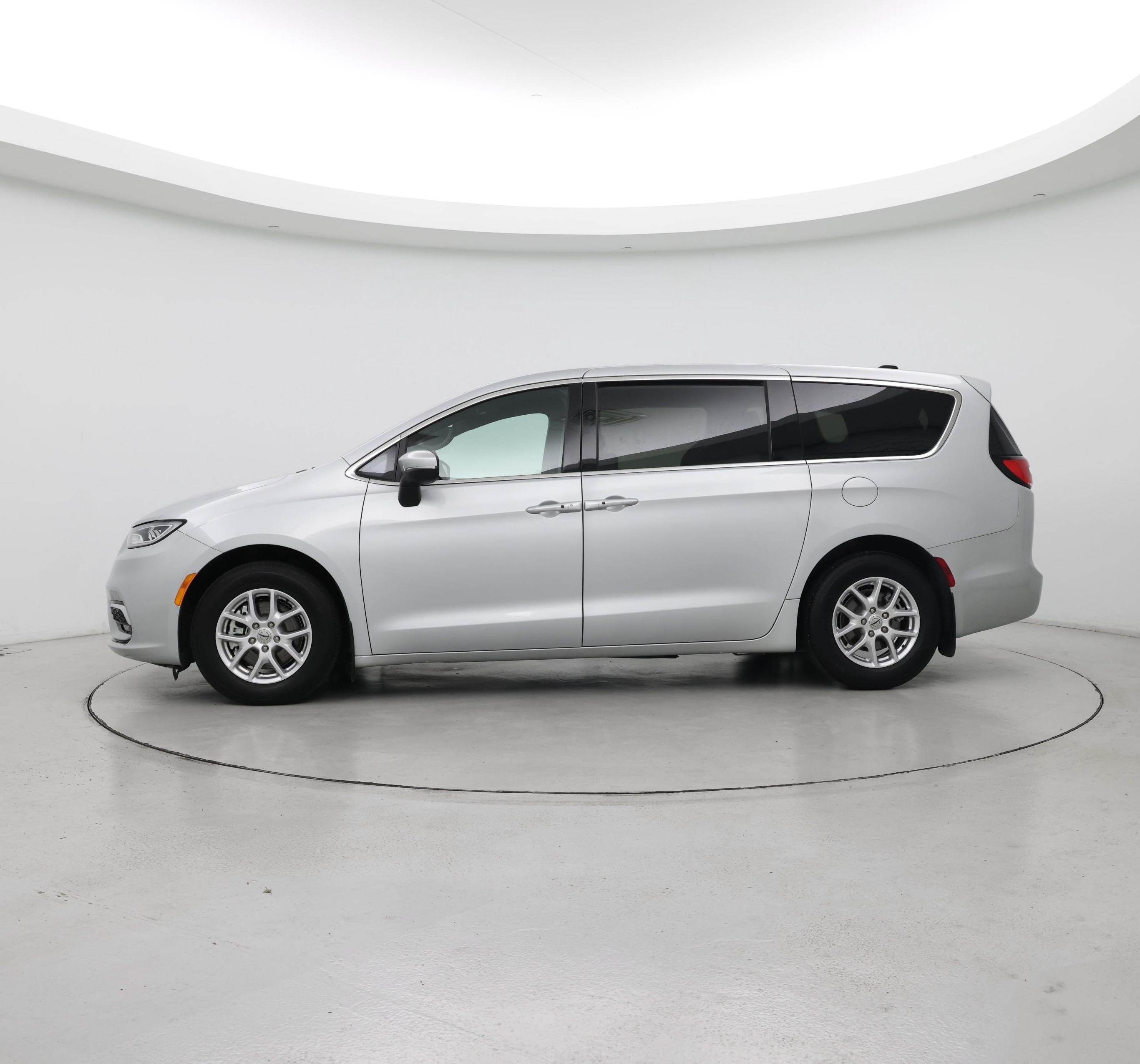 Thumbnail: 2023 Chrysler Pacifica - 3