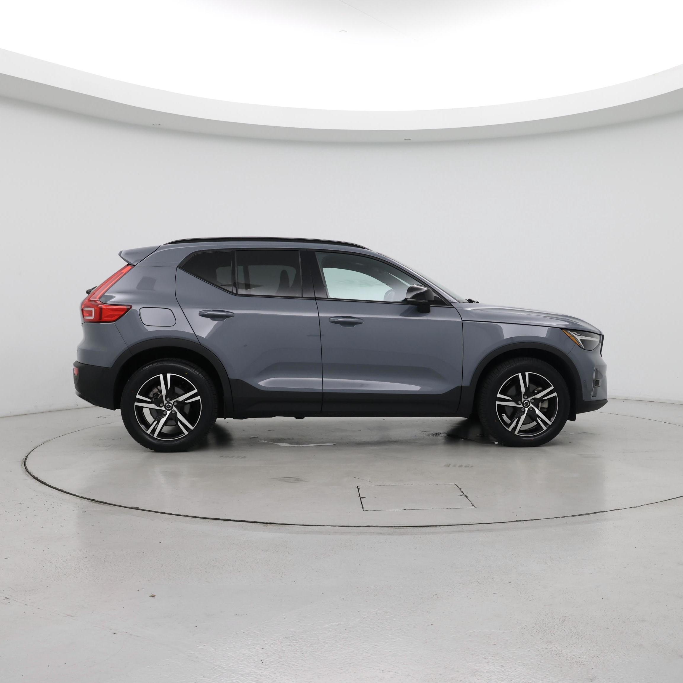 Thumbnail: 2023 Volvo XC40 - 7