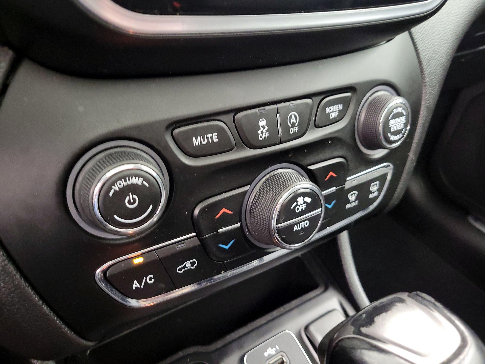 Thumbnail: 2021 Jeep Cherokee - 16