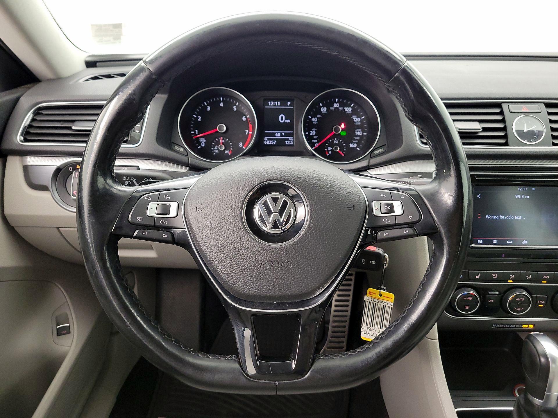Thumbnail: 2017 Volkswagen Passat - 10