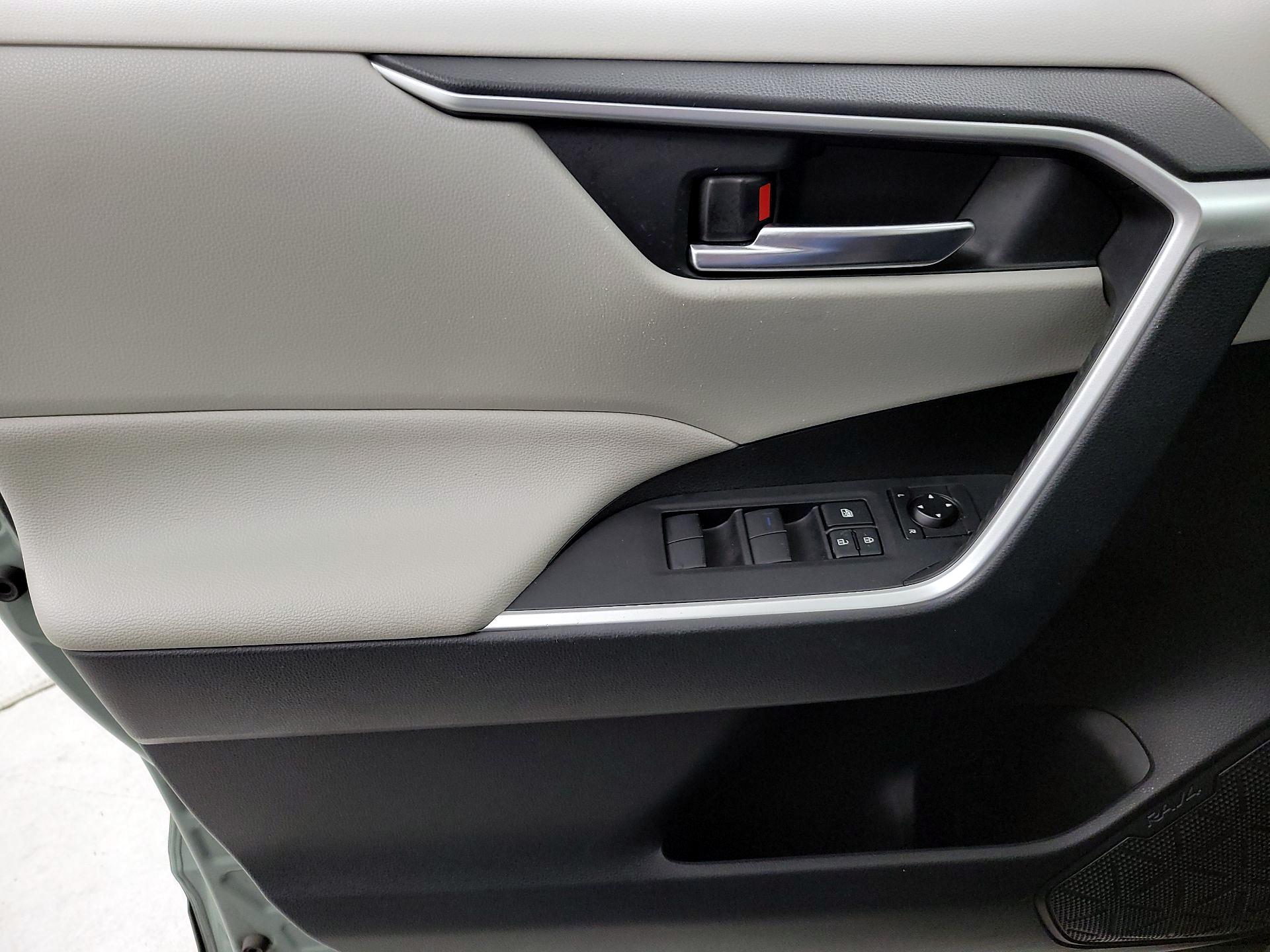 Thumbnail: 2019 Toyota RAV4 - 12