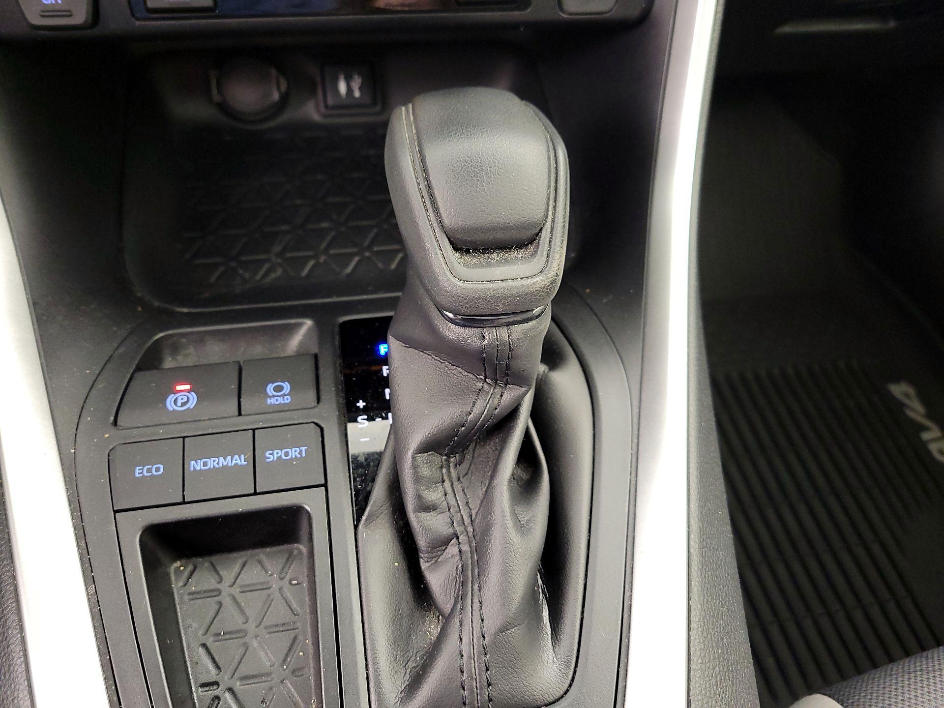 Thumbnail: 2019 Toyota RAV4 - 17