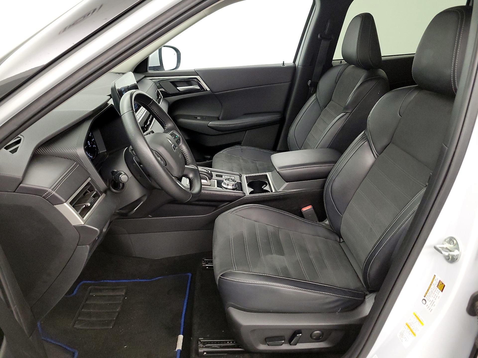 Thumbnail: 2023 Mitsubishi Outlander - 11