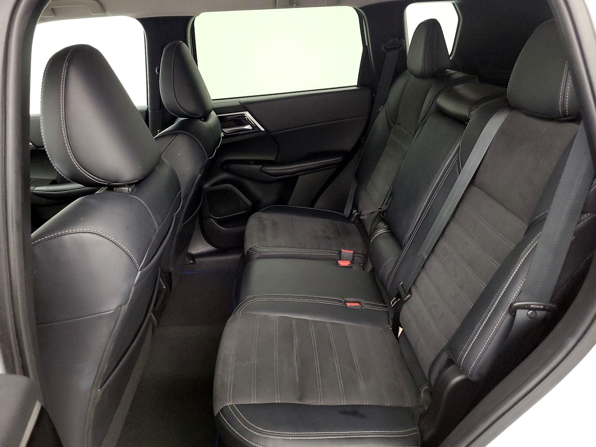 Thumbnail: 2023 Mitsubishi Outlander - 19